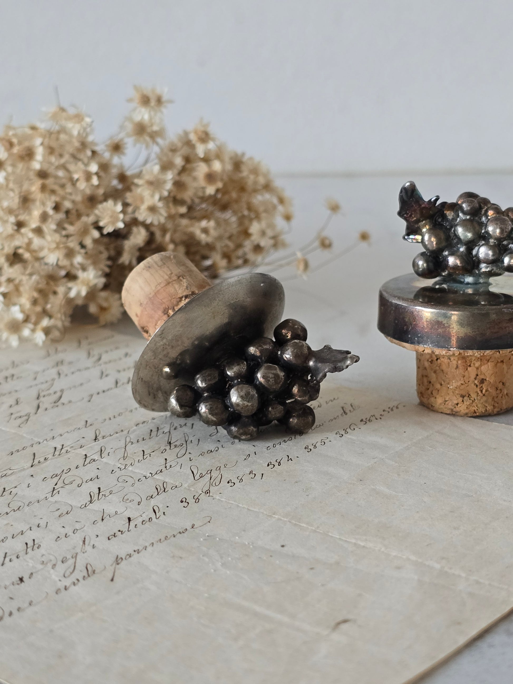 vanhat rypälekoristeiset vintage korkit