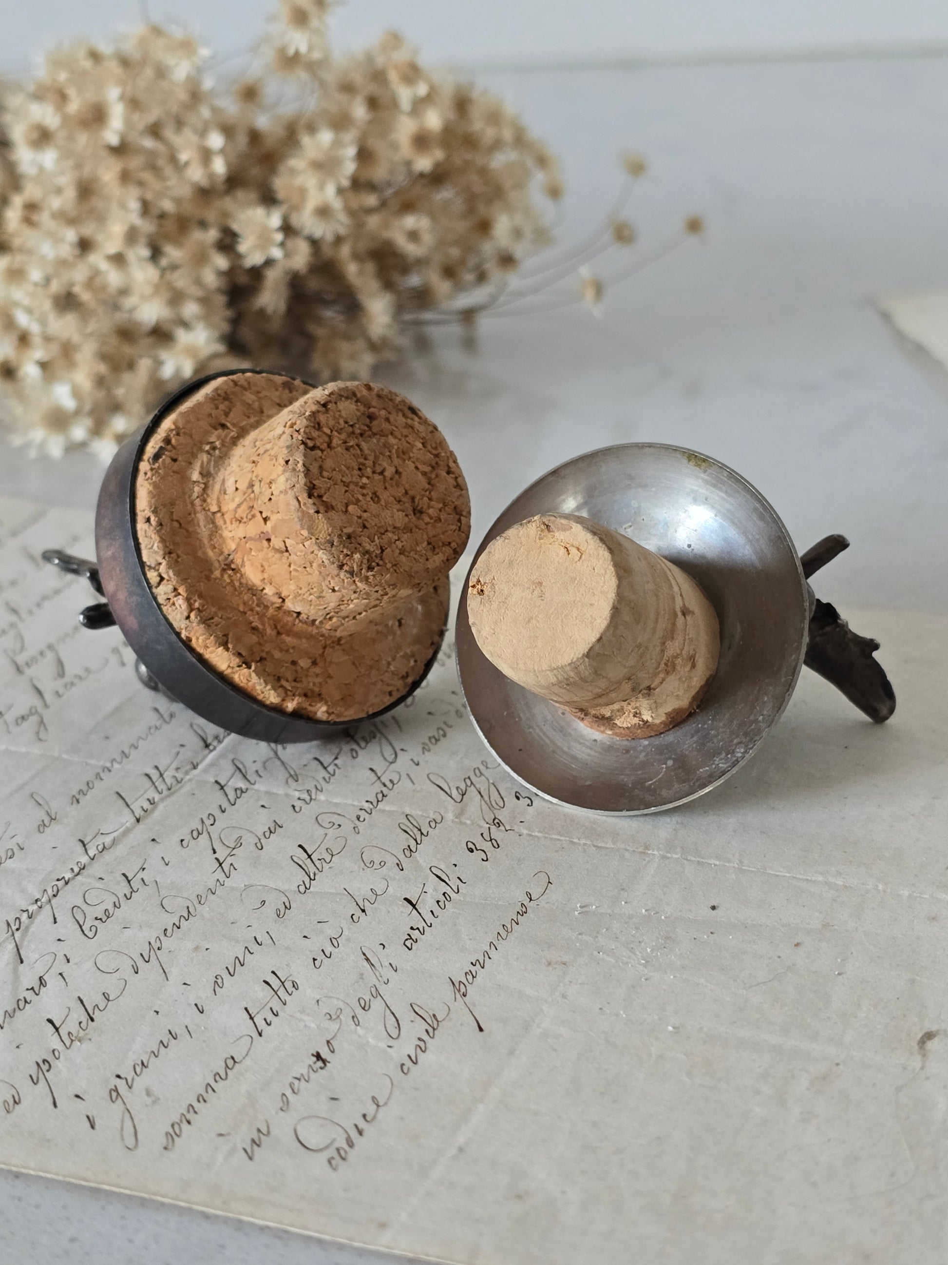 vanhat rypälekoristeiset vintage korkit