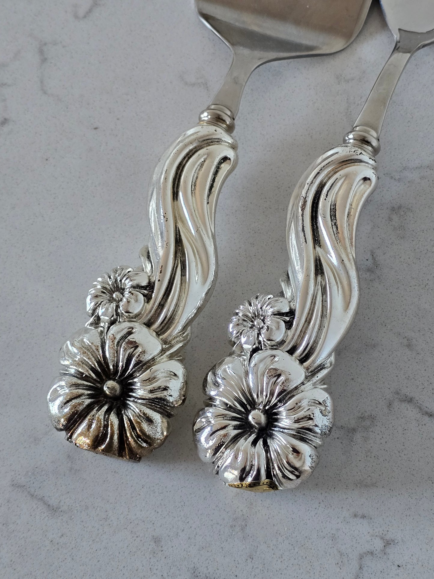 Suuret tarjoiluottimet