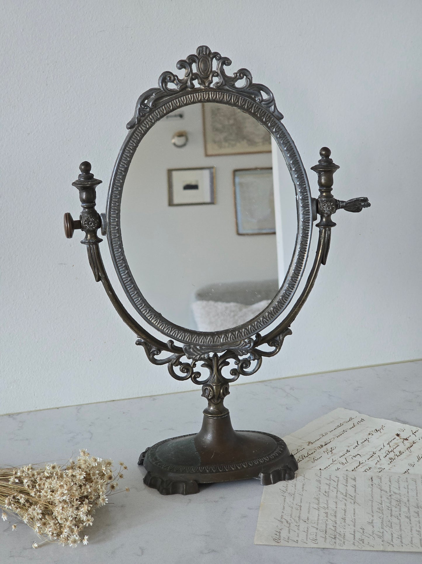 Antiikkinen jalallinen peili