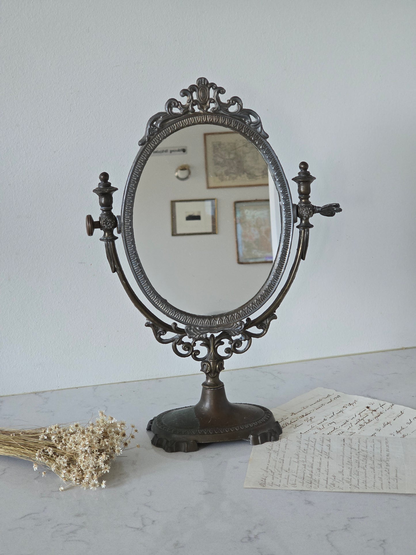 Antiikkinen jalallinen peili