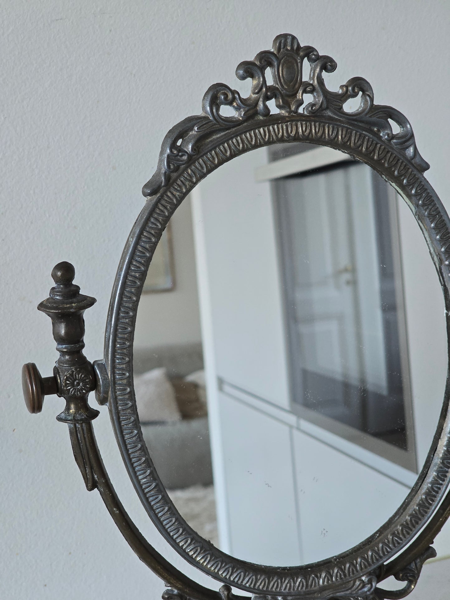 Antiikkinen jalallinen peili