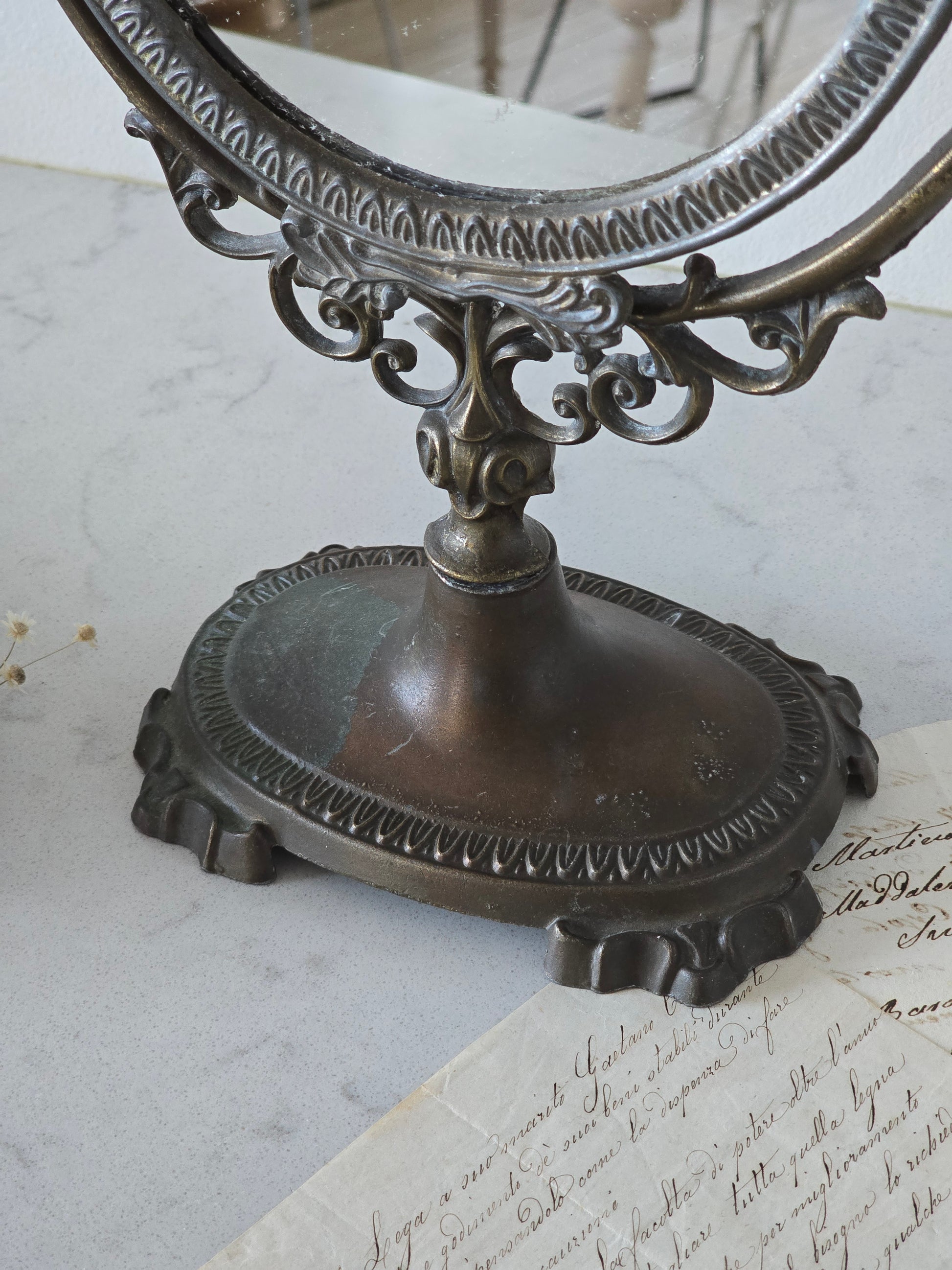 Antiikkinen jalallinen peili