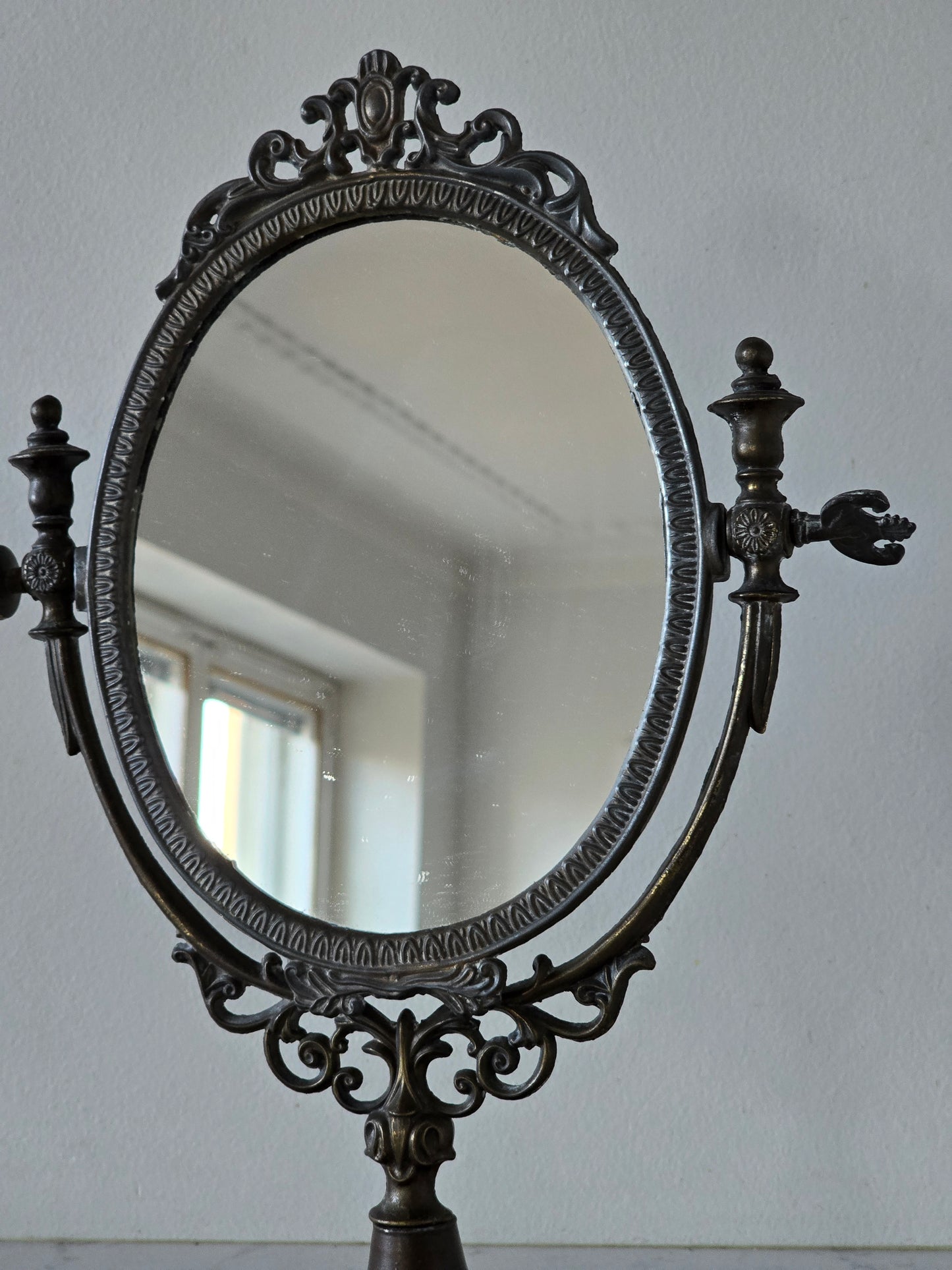 Antiikkinen jalallinen peili