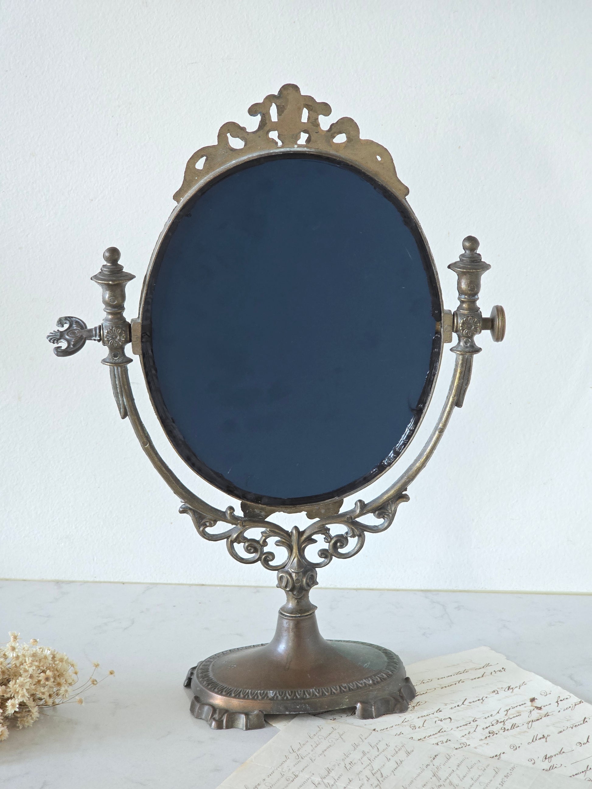 Antiikkinen jalallinen peili