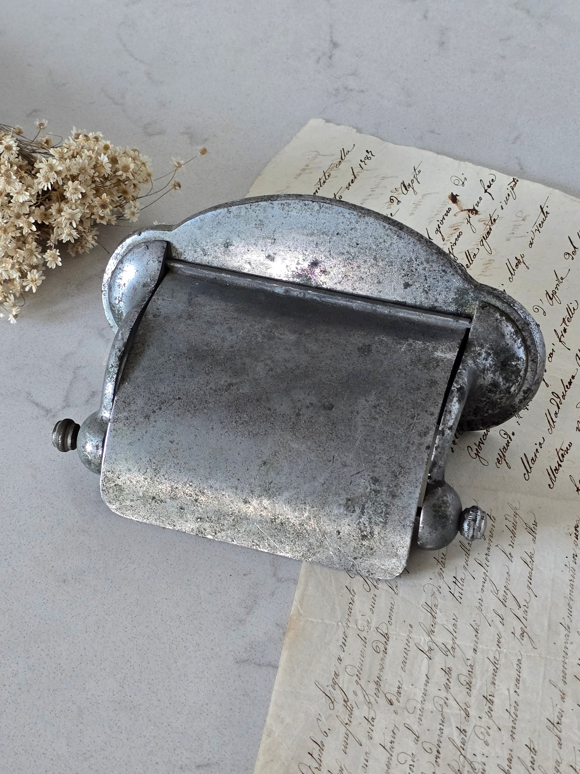 Vanha vintage wc-paperirullateline