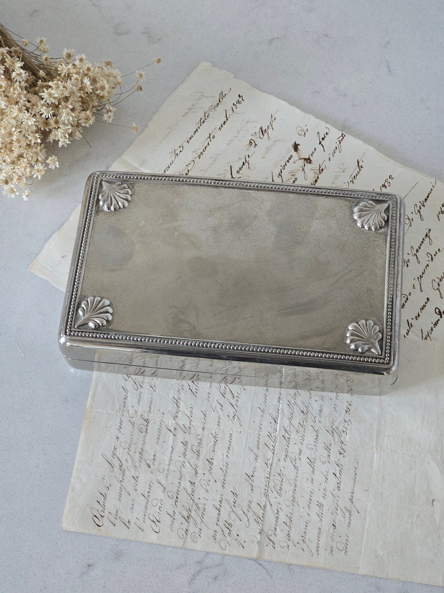 vintage metallirasia simpukkakoristeilla