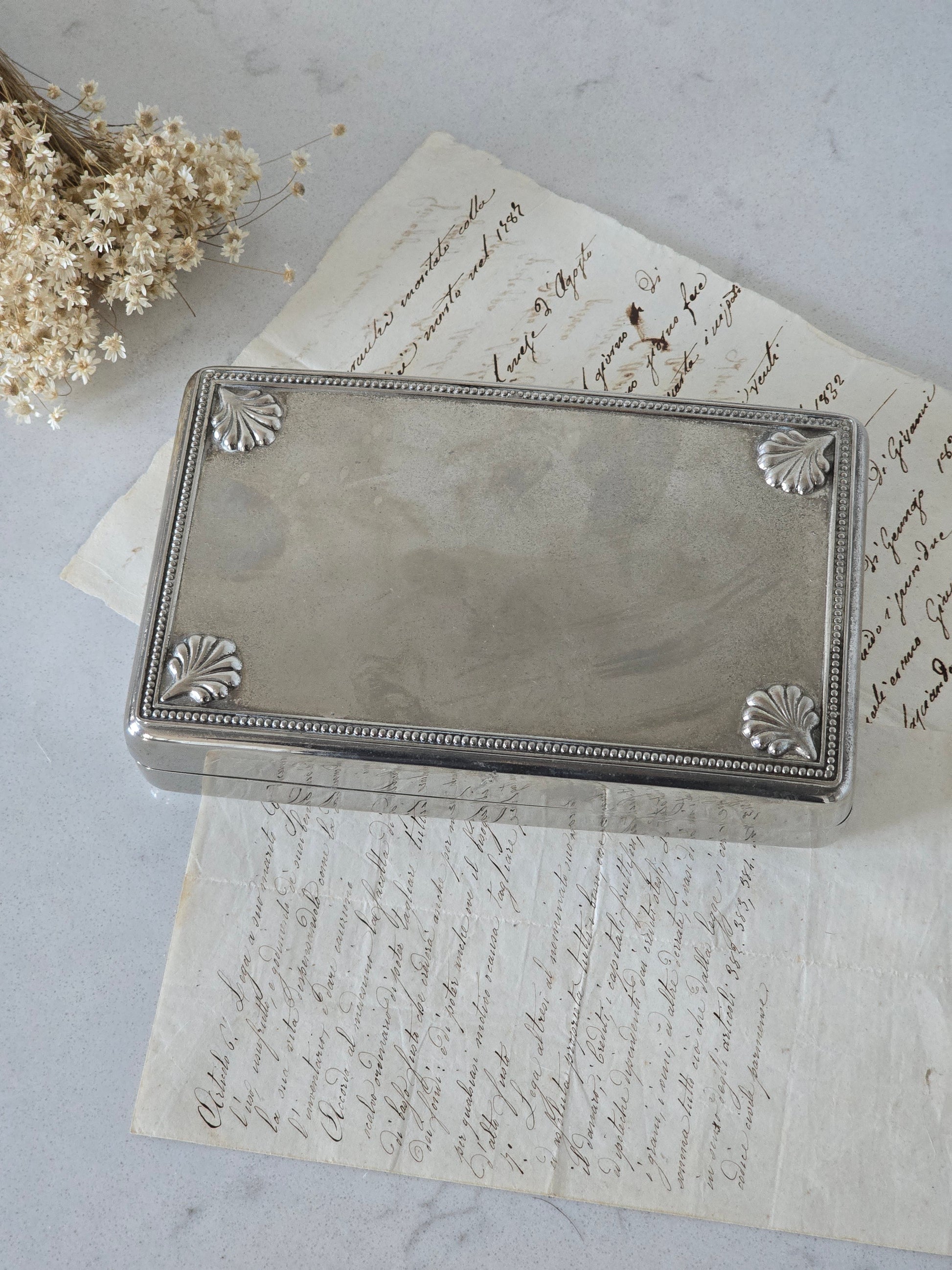 vintage metallirasia simpukkakoristeilla