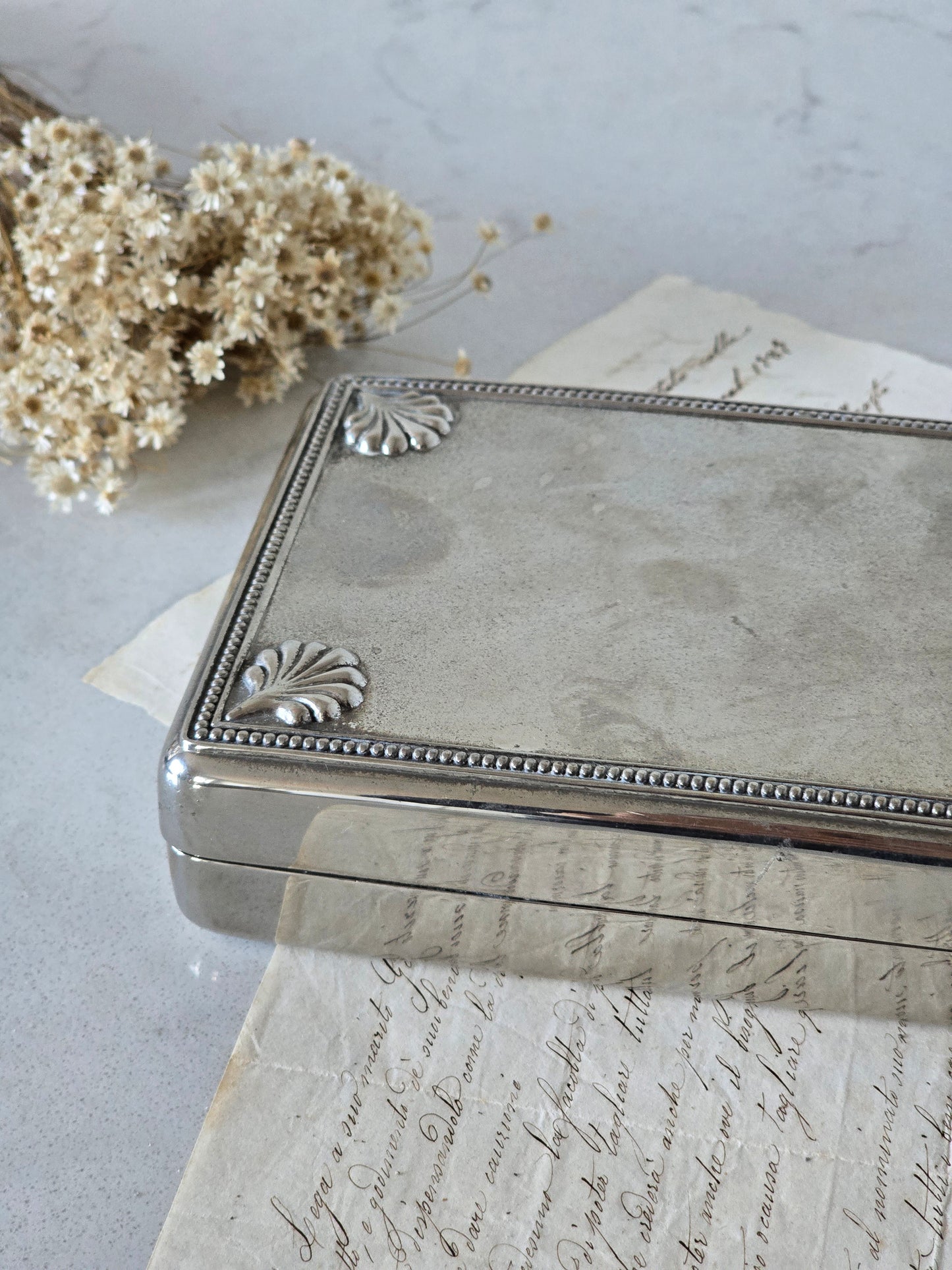 vintage metallirasia simpukkakoristeilla