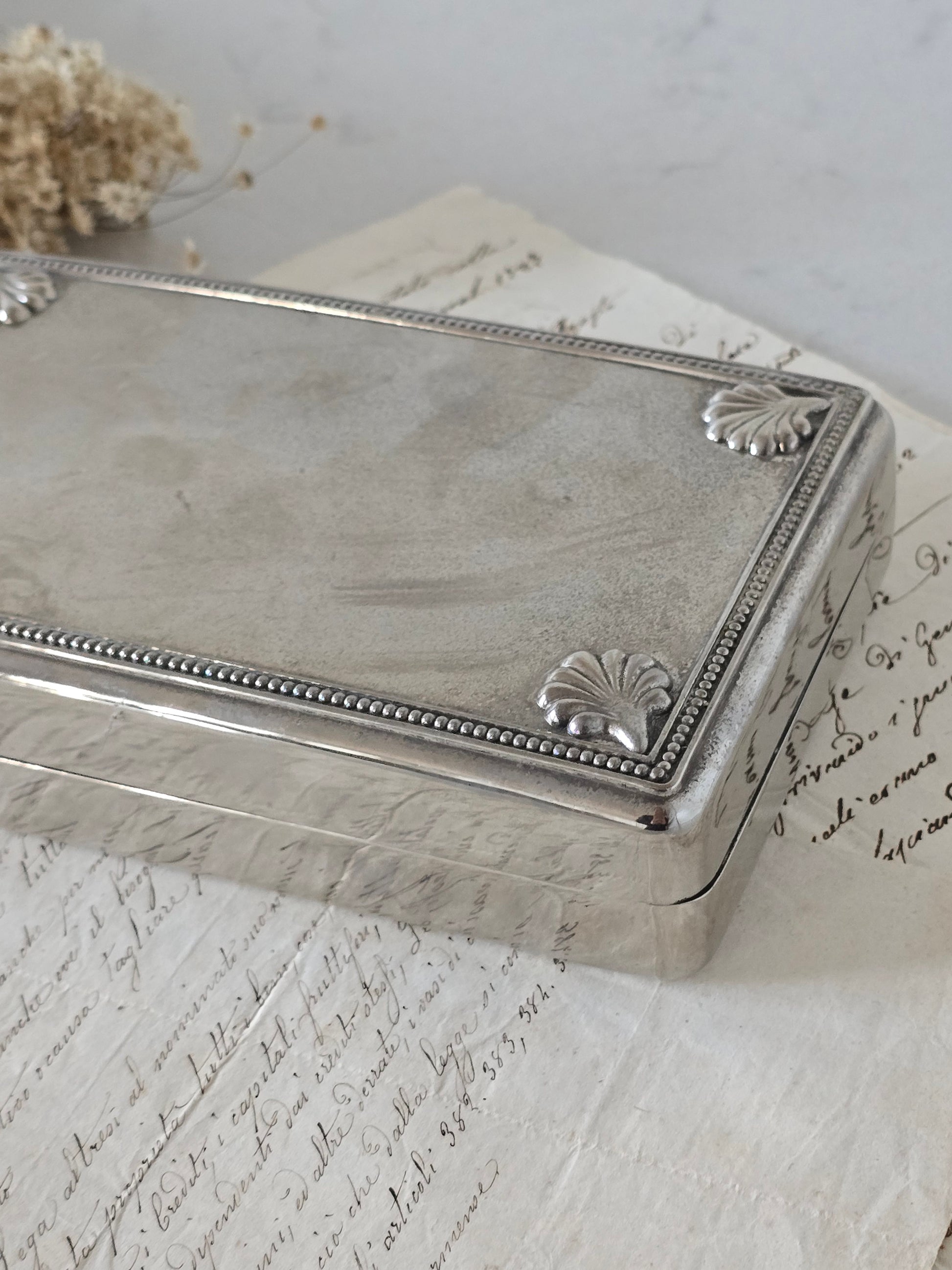 vintage metallirasia simpukkakoristeilla