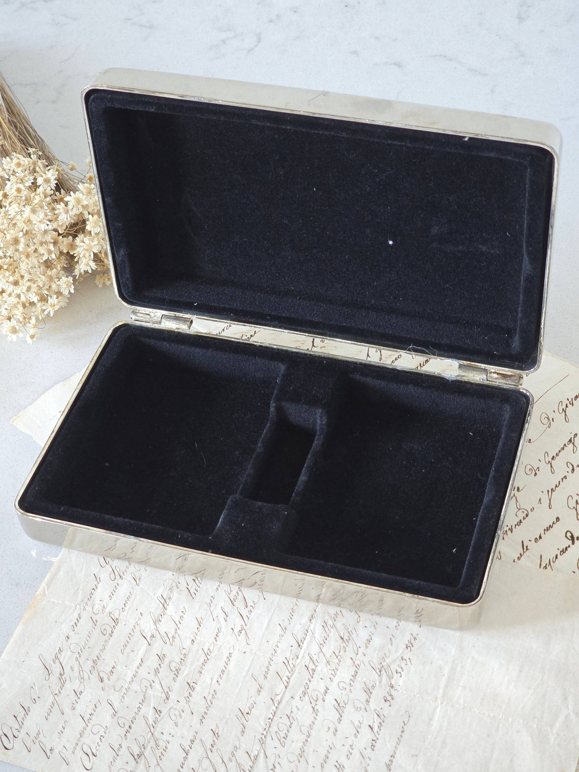 vintage metallirasia simpukkakoristeilla