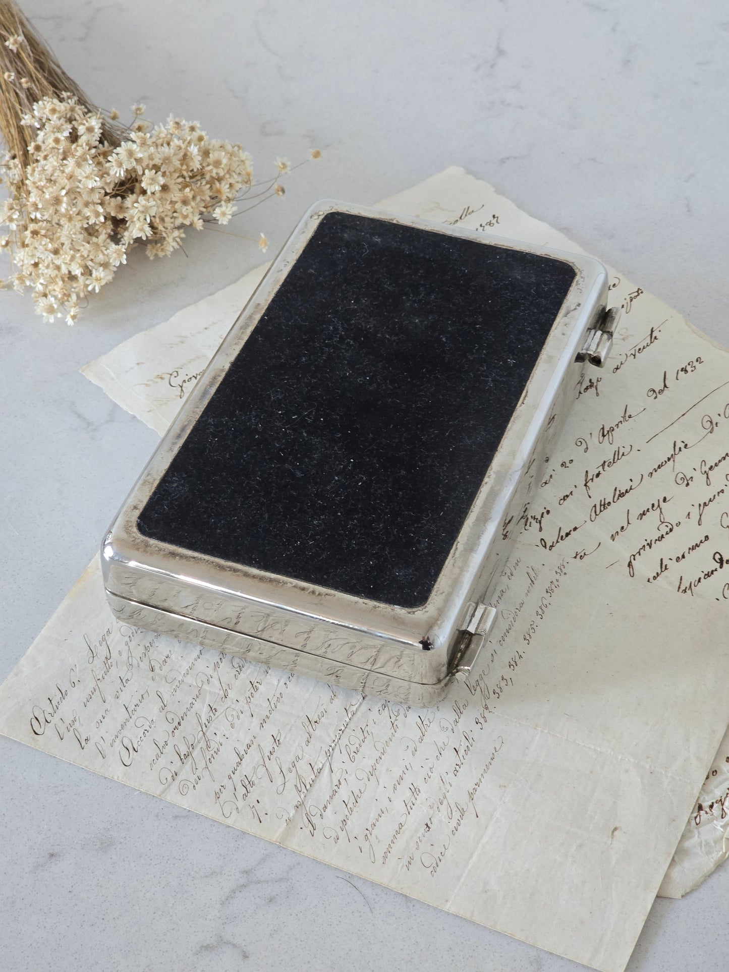 vintage metallirasia simpukkakoristeilla