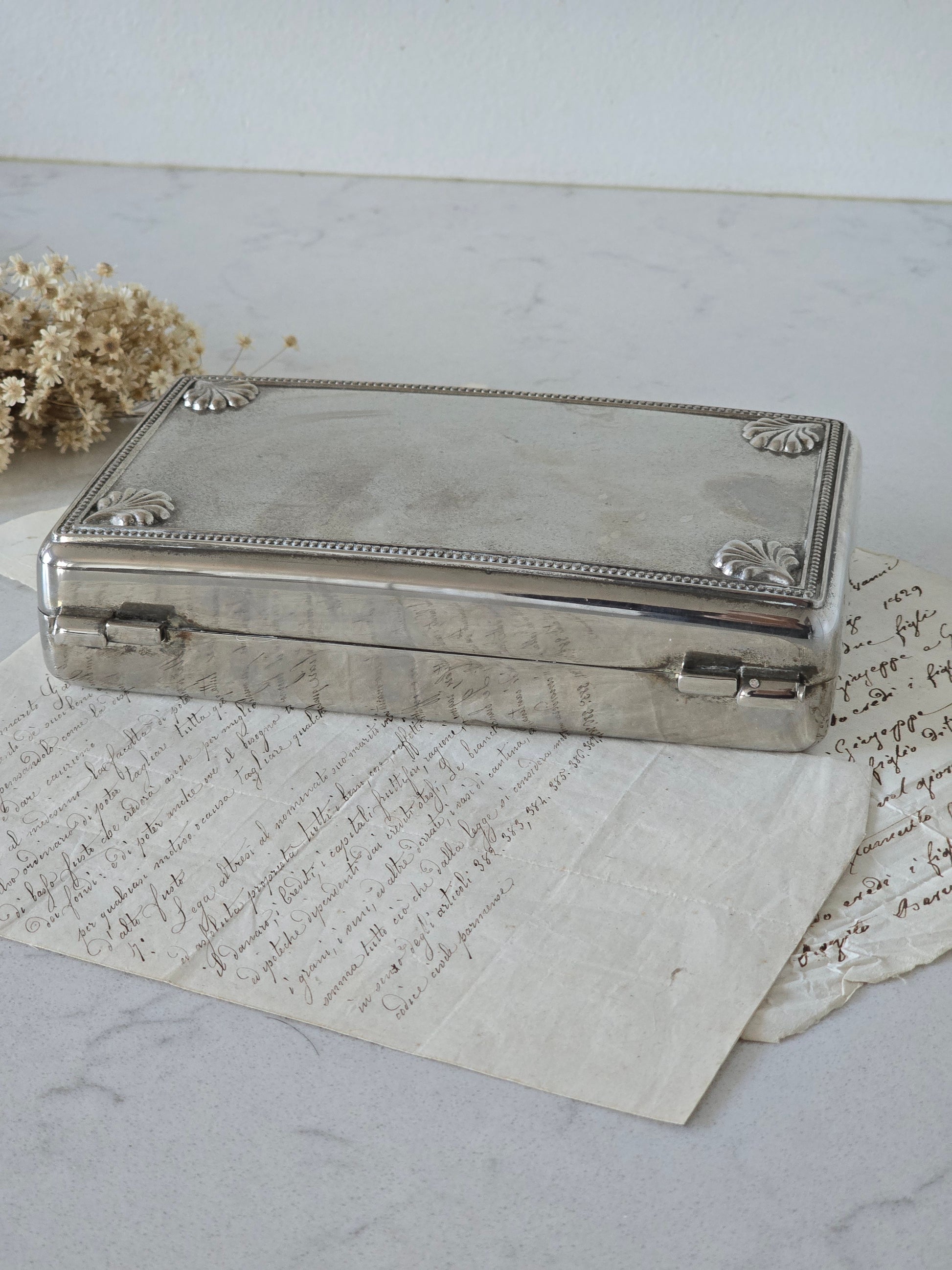 vintage metallirasia simpukkakoristeilla