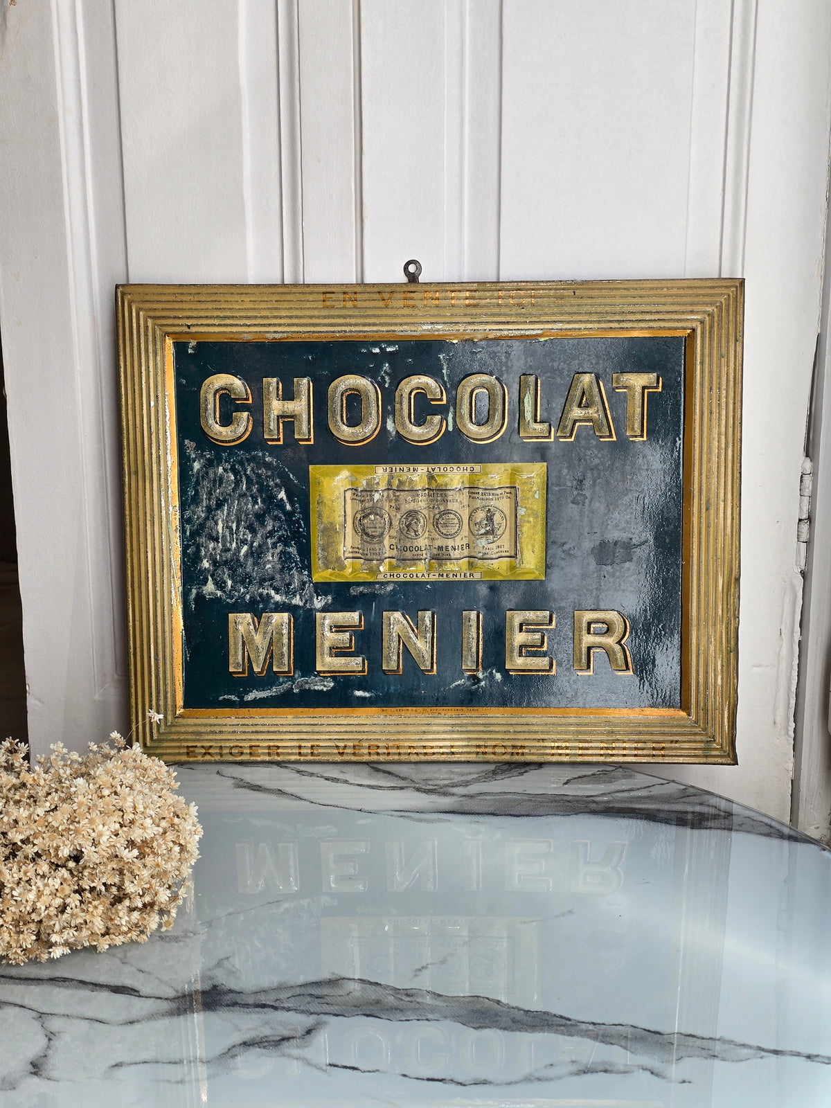 Vanha Chocolat Menier-metallikyltti.
