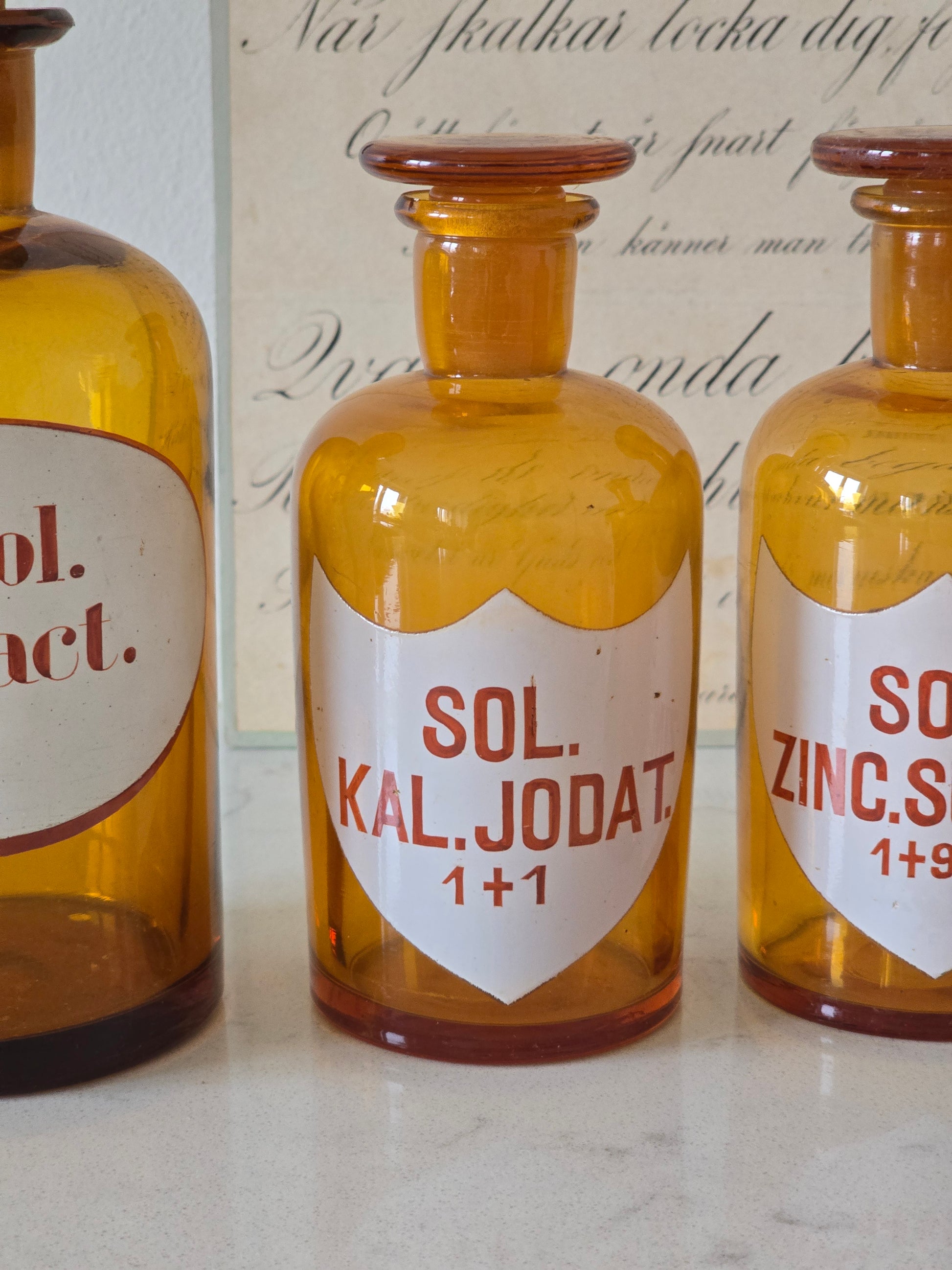 Vanhat lasiset vintage apteekkipullot sisustukseen