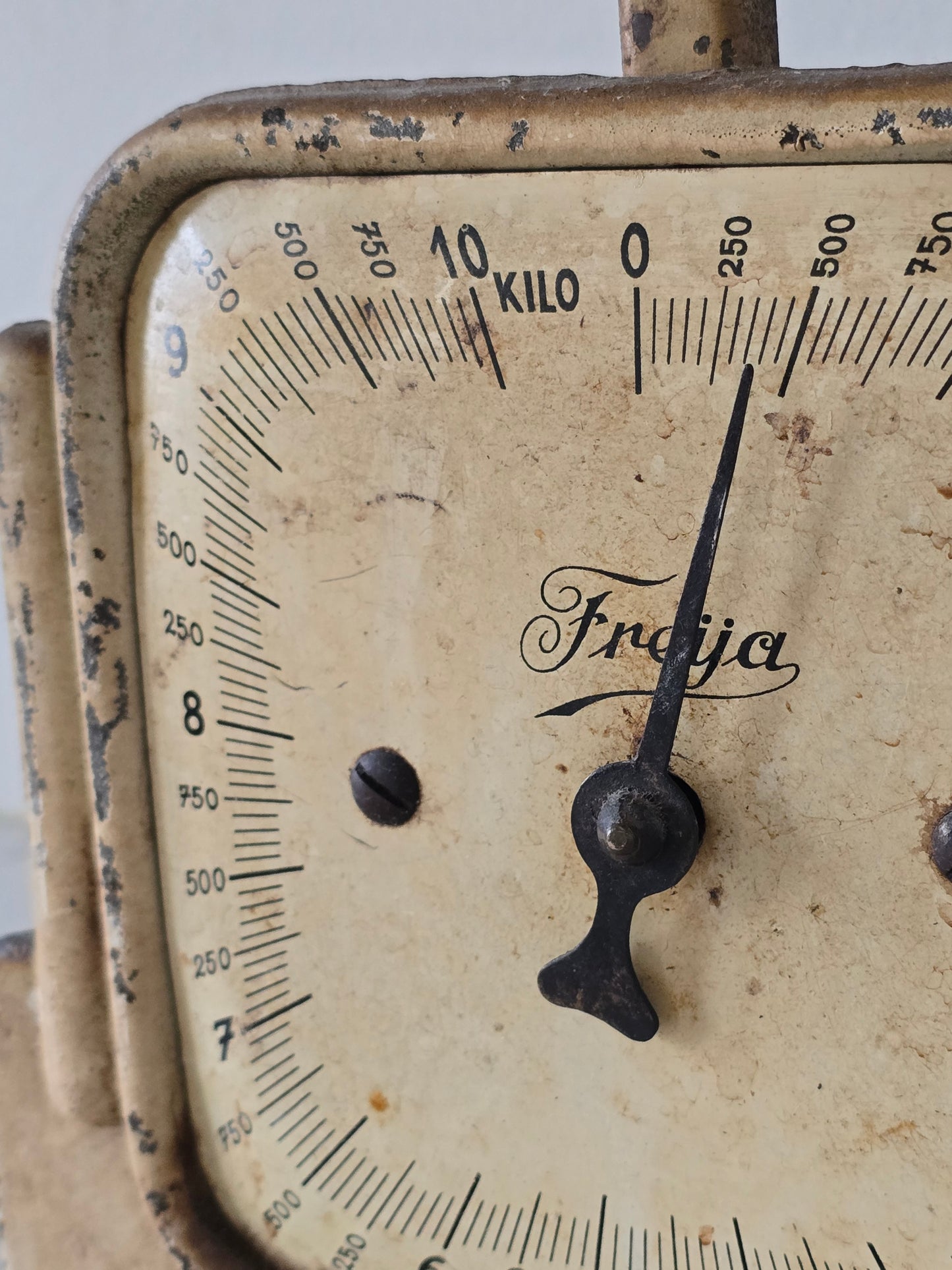 Vanha kermansävyinen antiikkinen keittiövaaka