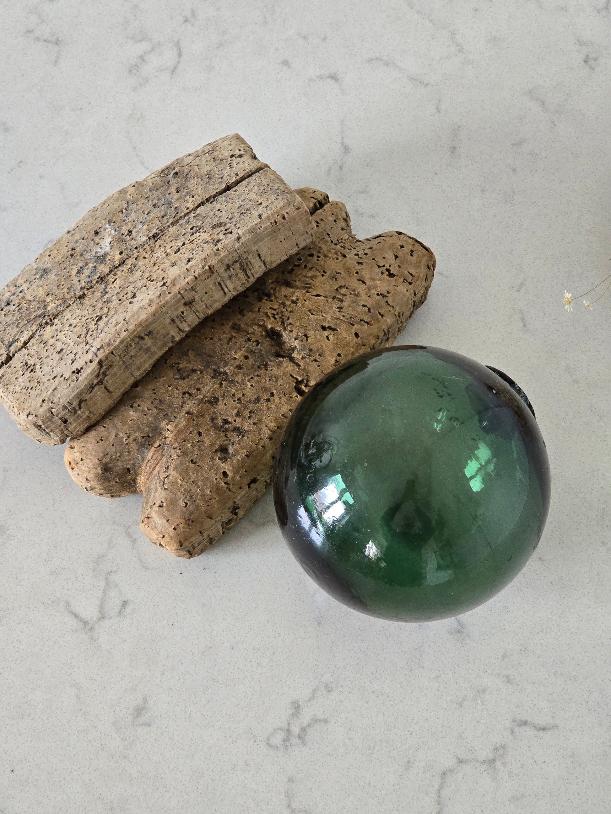 vintage kalastussetti, vihreä lasikoho ja korkki-verkonmerkit