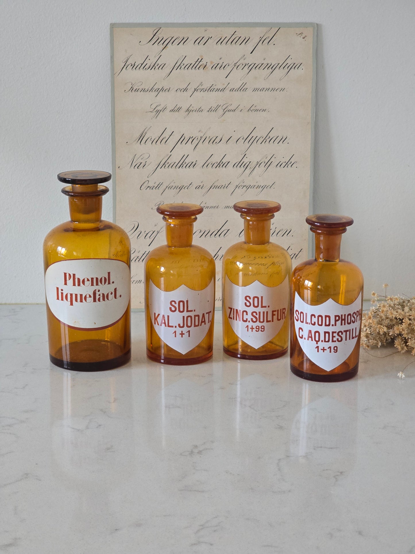 Kauniit vanhat apteekkipullot sisustukseen