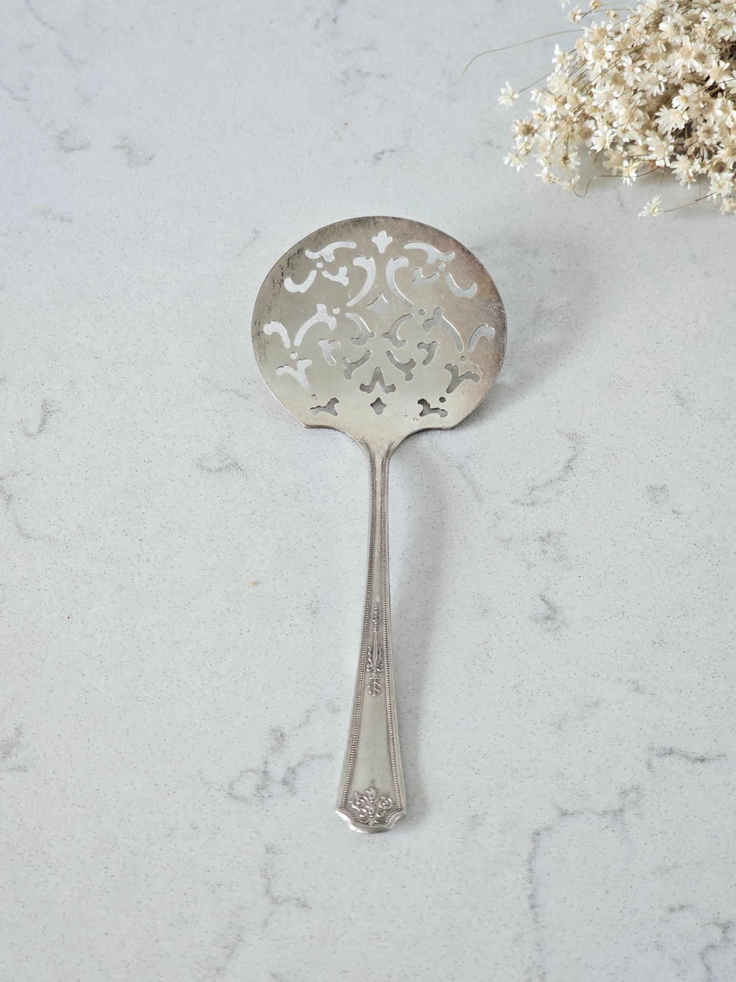 Uushopeiset vintage tarjoiluottimet