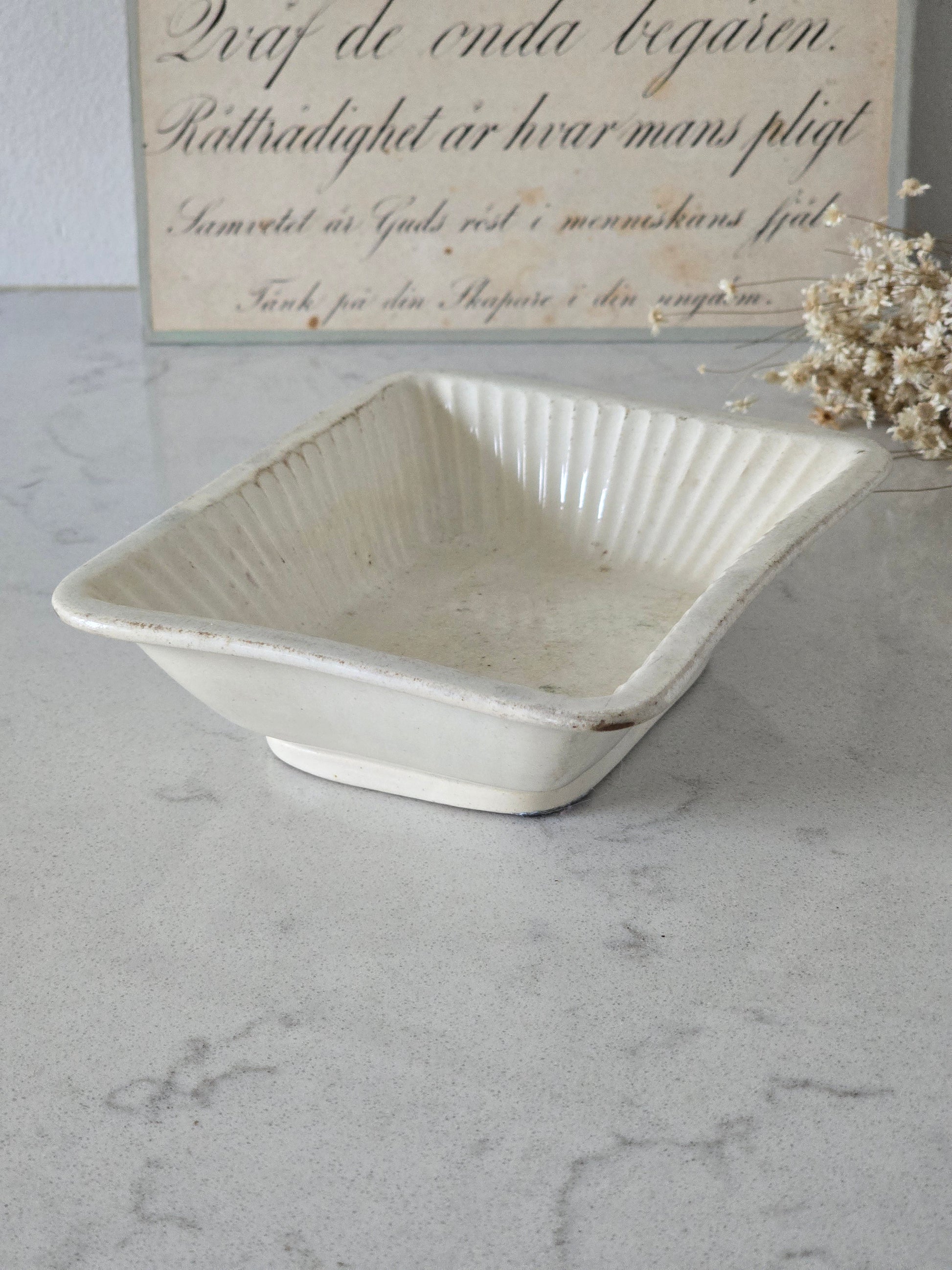 Vanha kaunis keraaminen astia