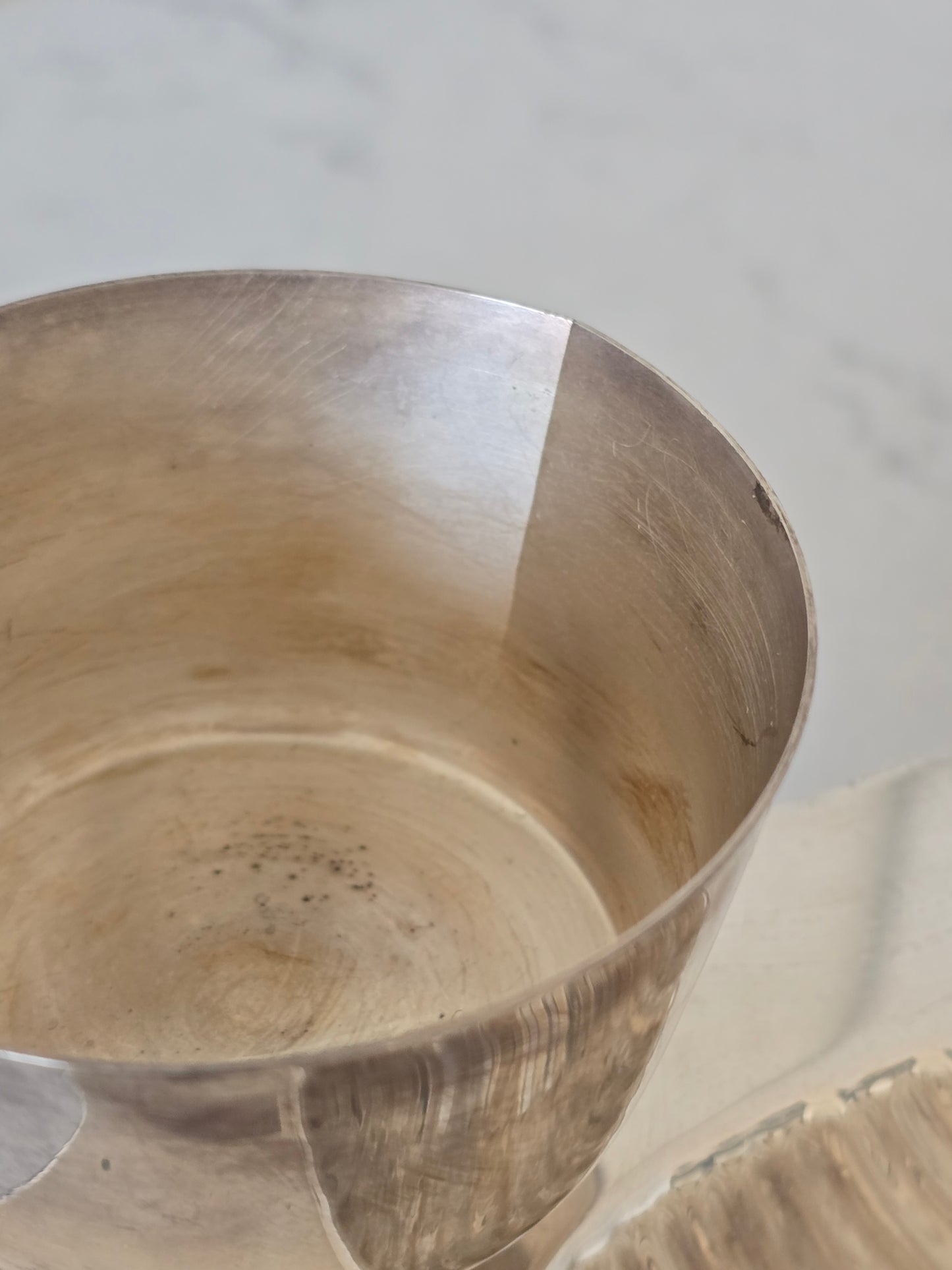 Iso simpukka-astia kulholla