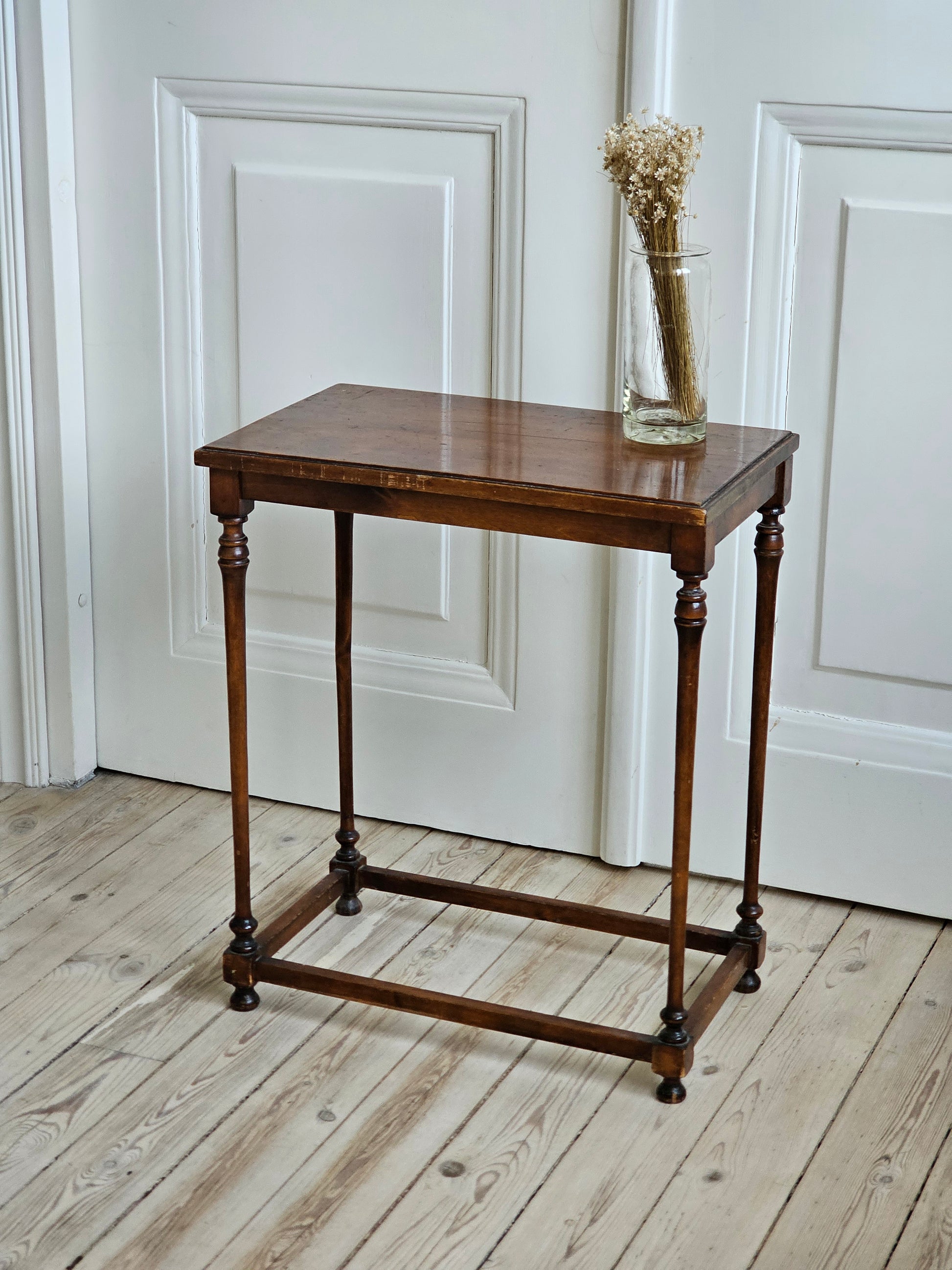 Pieni vintage sivupöytä