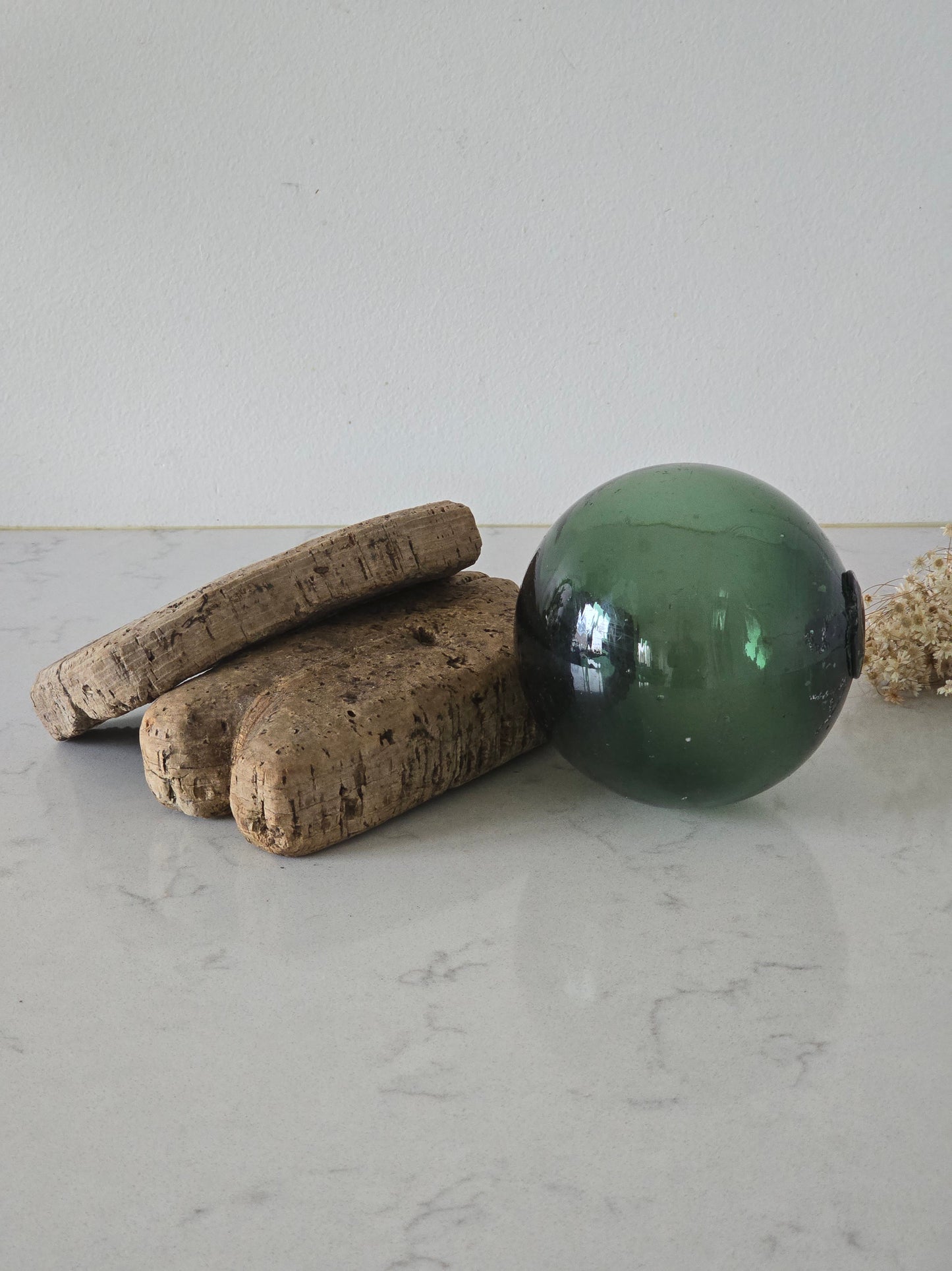 vintage kalastussetti, vihreä lasikoho ja korkki-verkonmerkit