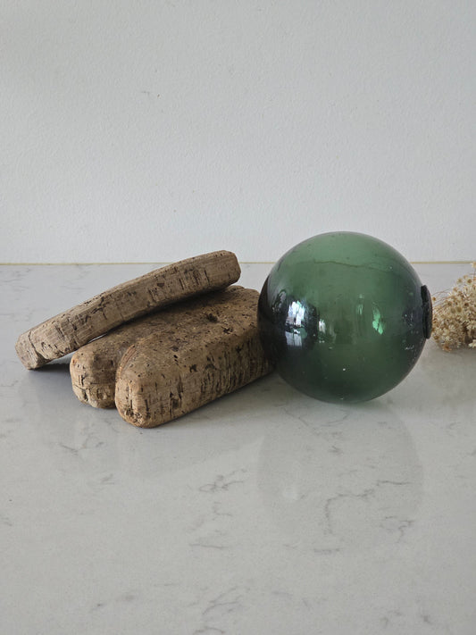 vintage kalastussetti, vihreä lasikoho ja korkki-verkonmerkit