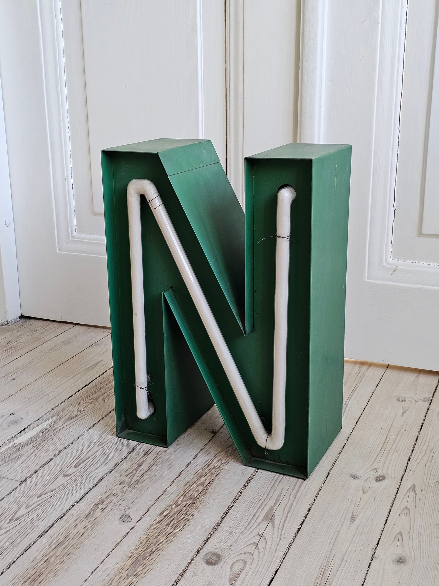 Kyläkaupan neon-valokirjaimia