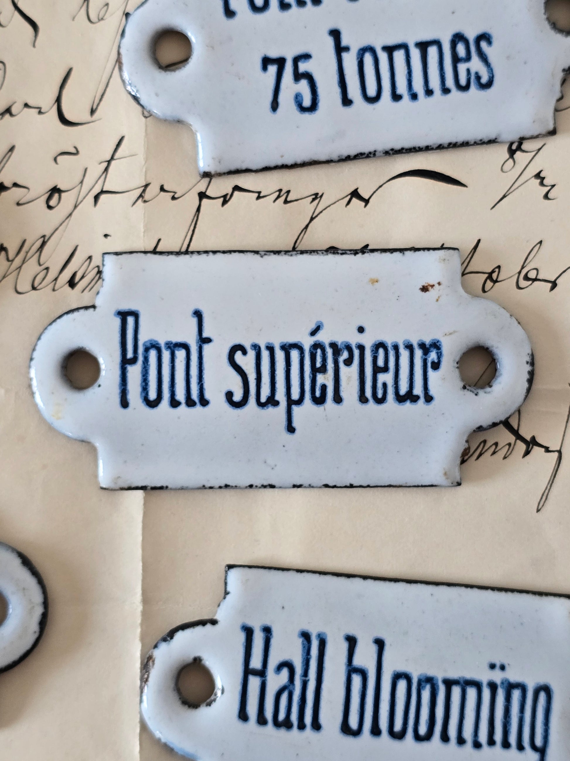 vanhoja ranskankielisiä emalikylttejä