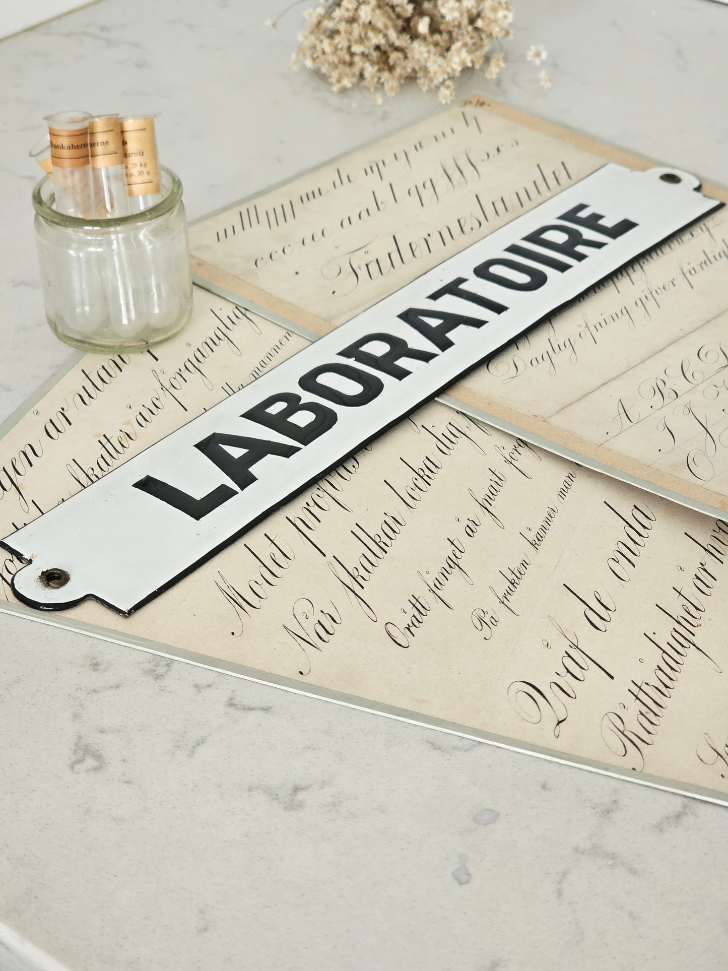 Vanha Laboratorio-emalikyltti