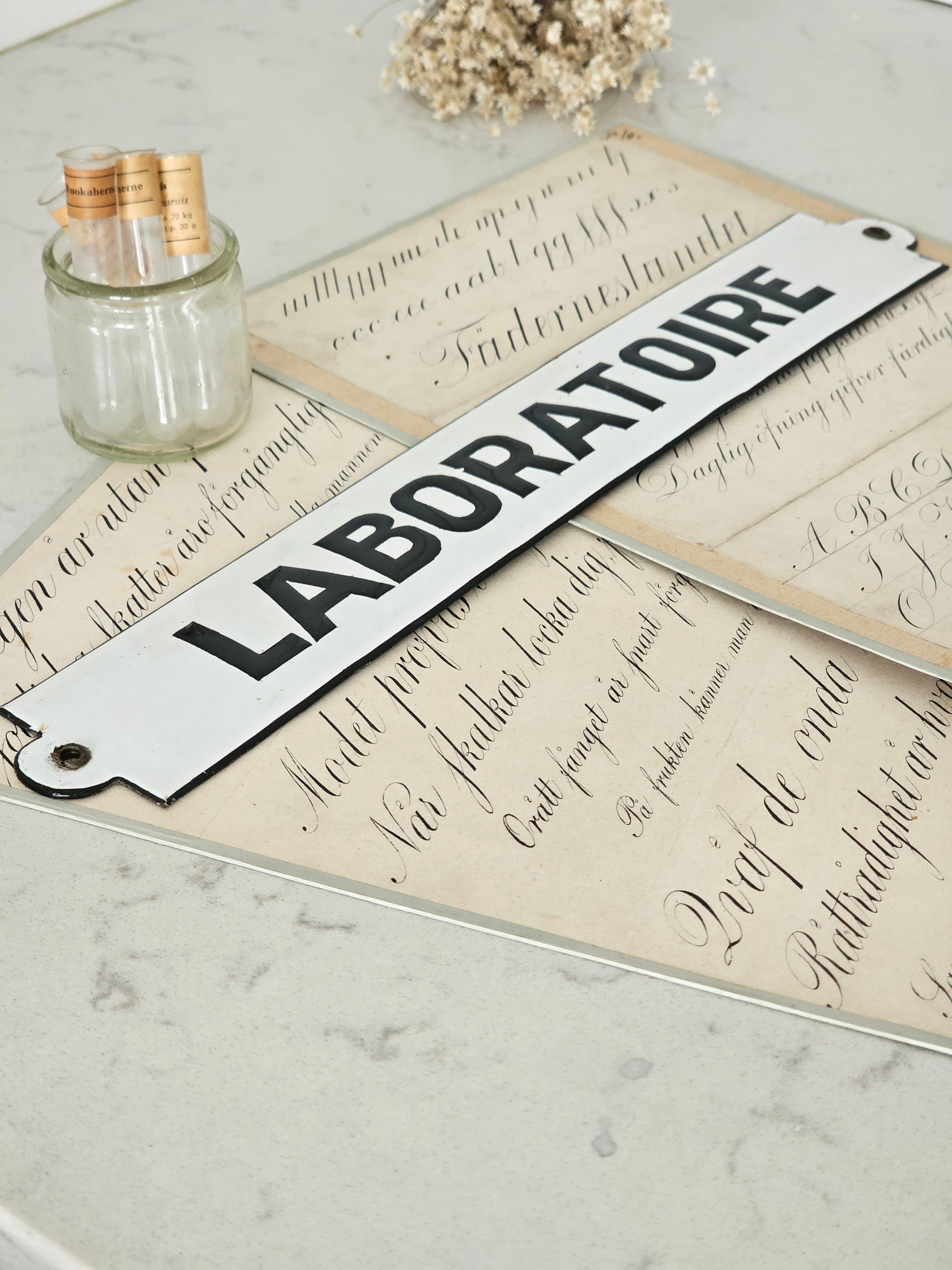 Vanha Laboratorio-emalikyltti