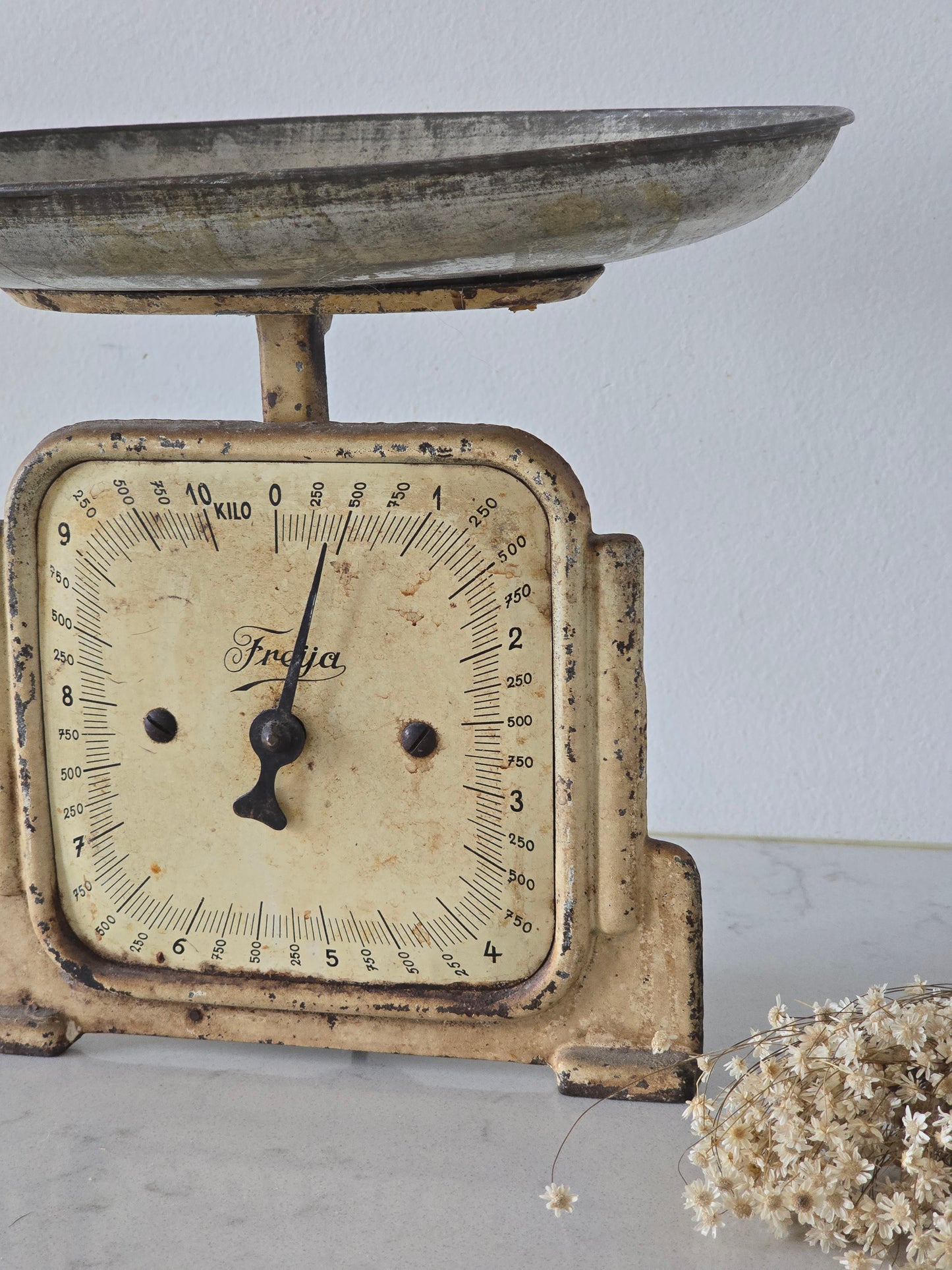 Vanha kermansävyinen antiikkinen keittiövaaka