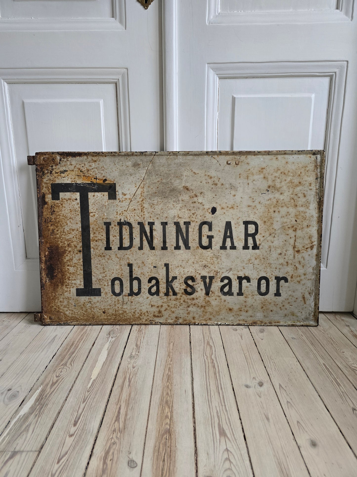 Vanha kaksipuolinen Tidningar Tobaksvaror -kyltti