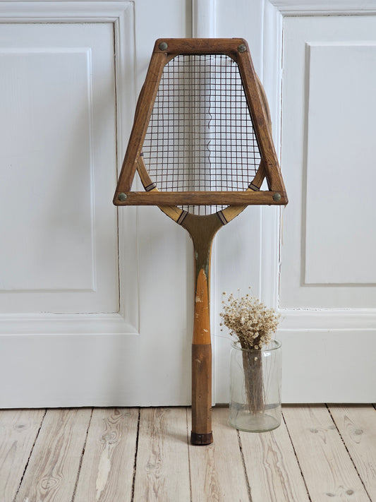Antiikki tennismaila vintage urheilu-sisustukseen