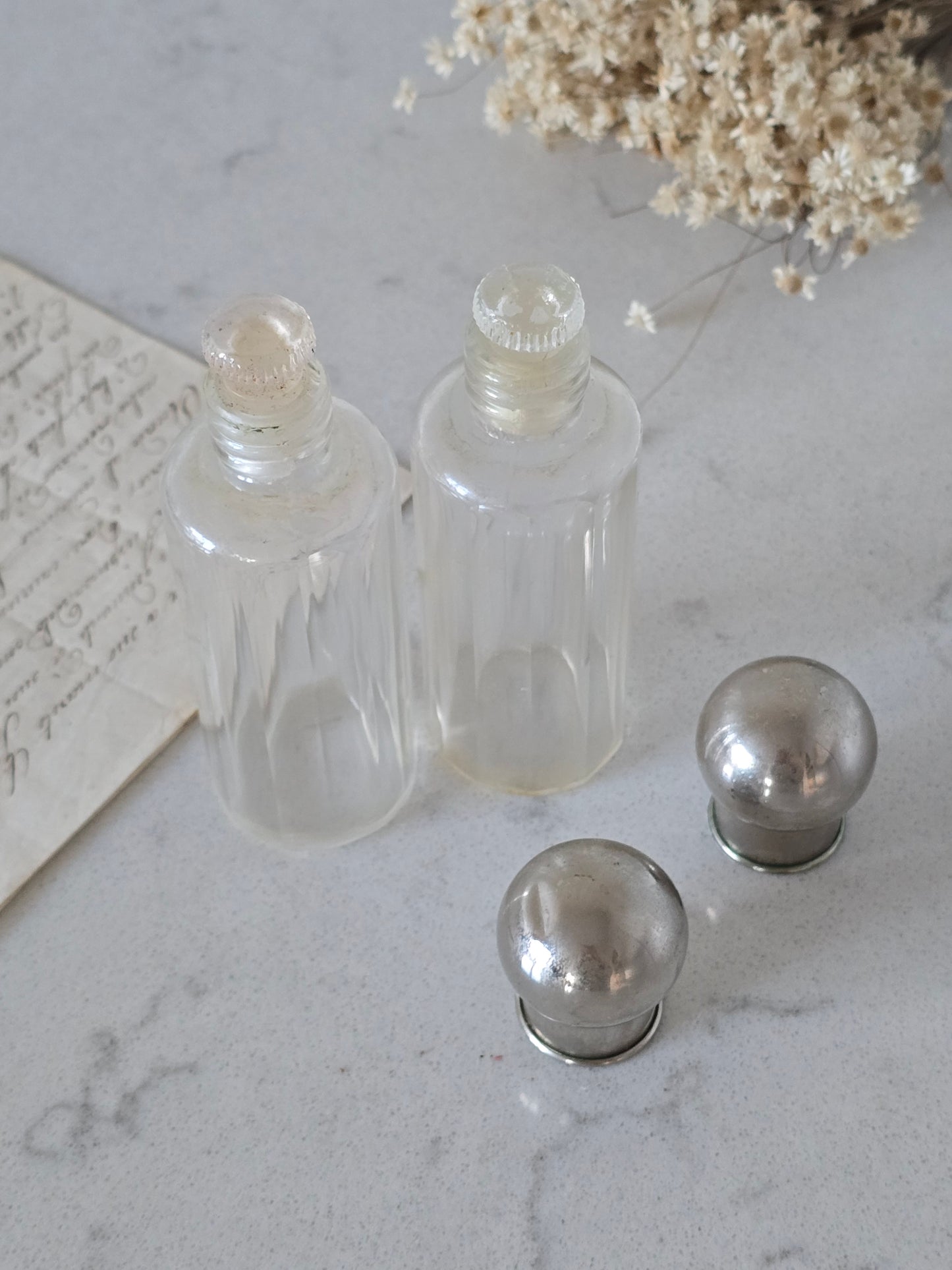 Vanhat parfyymipullot 2kpl