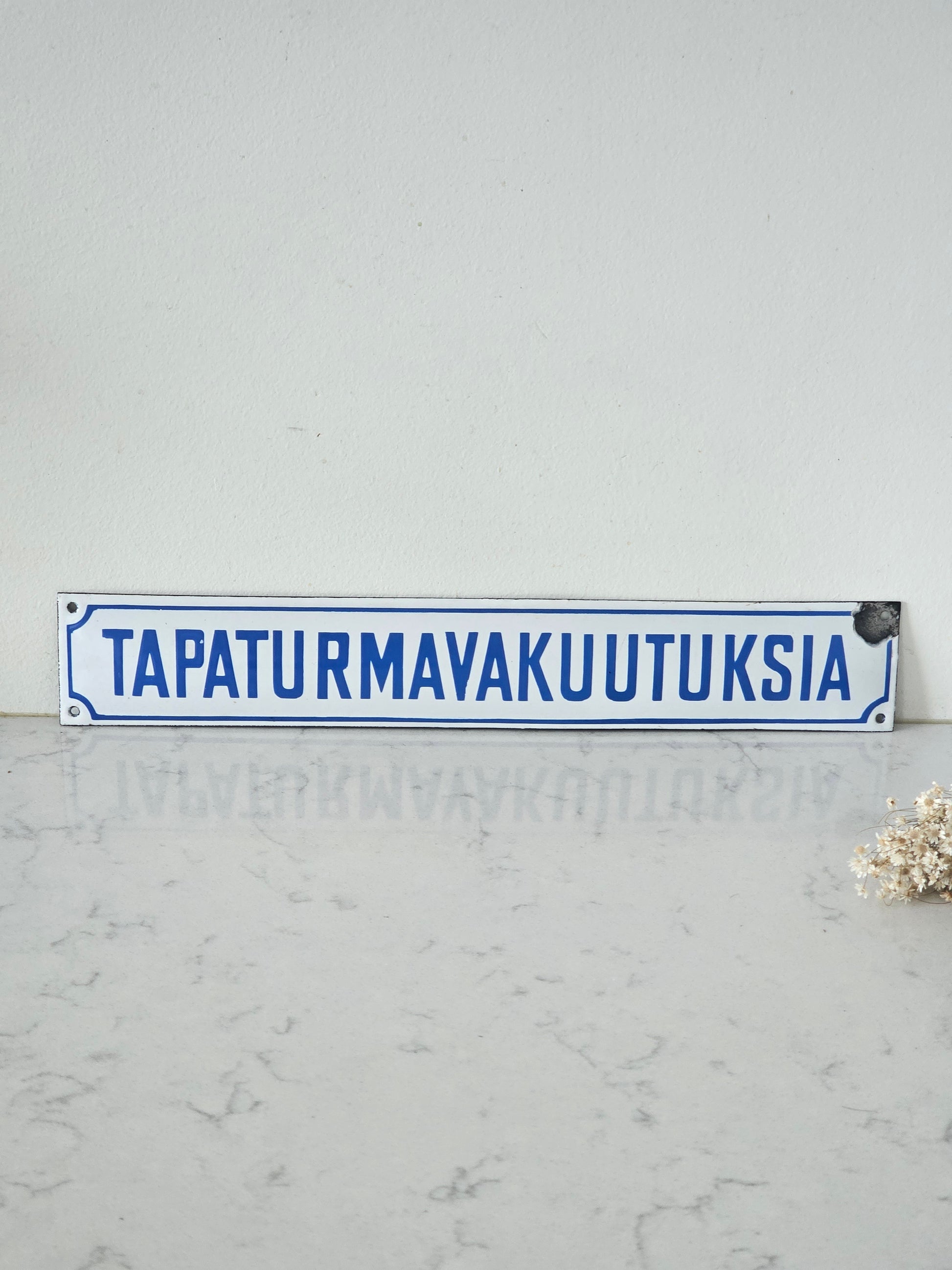Pohjola, Kullervo ja tapaturmavakuutuksia vanha emalikyltti