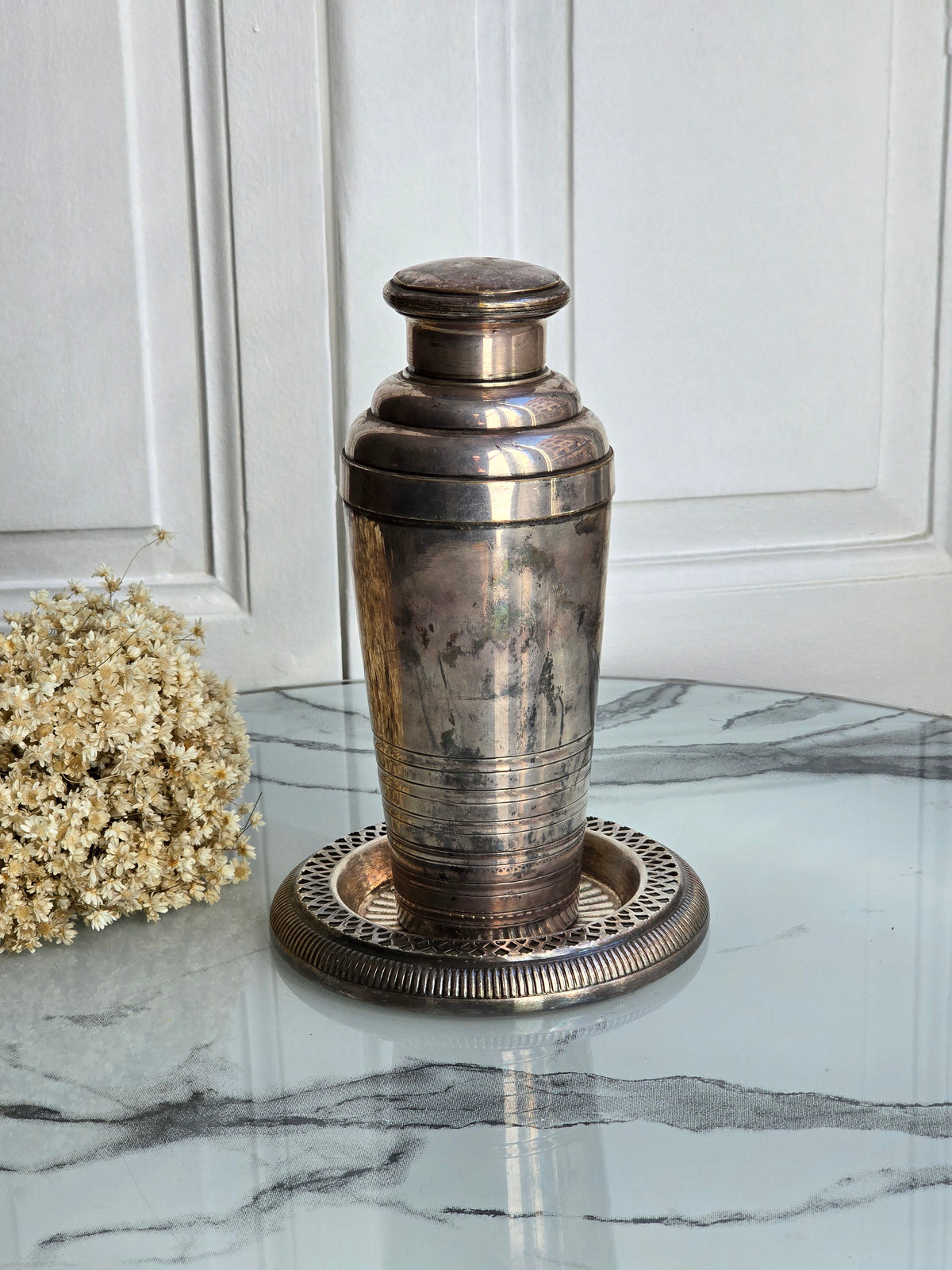 Shaker ja viinipullon alunen