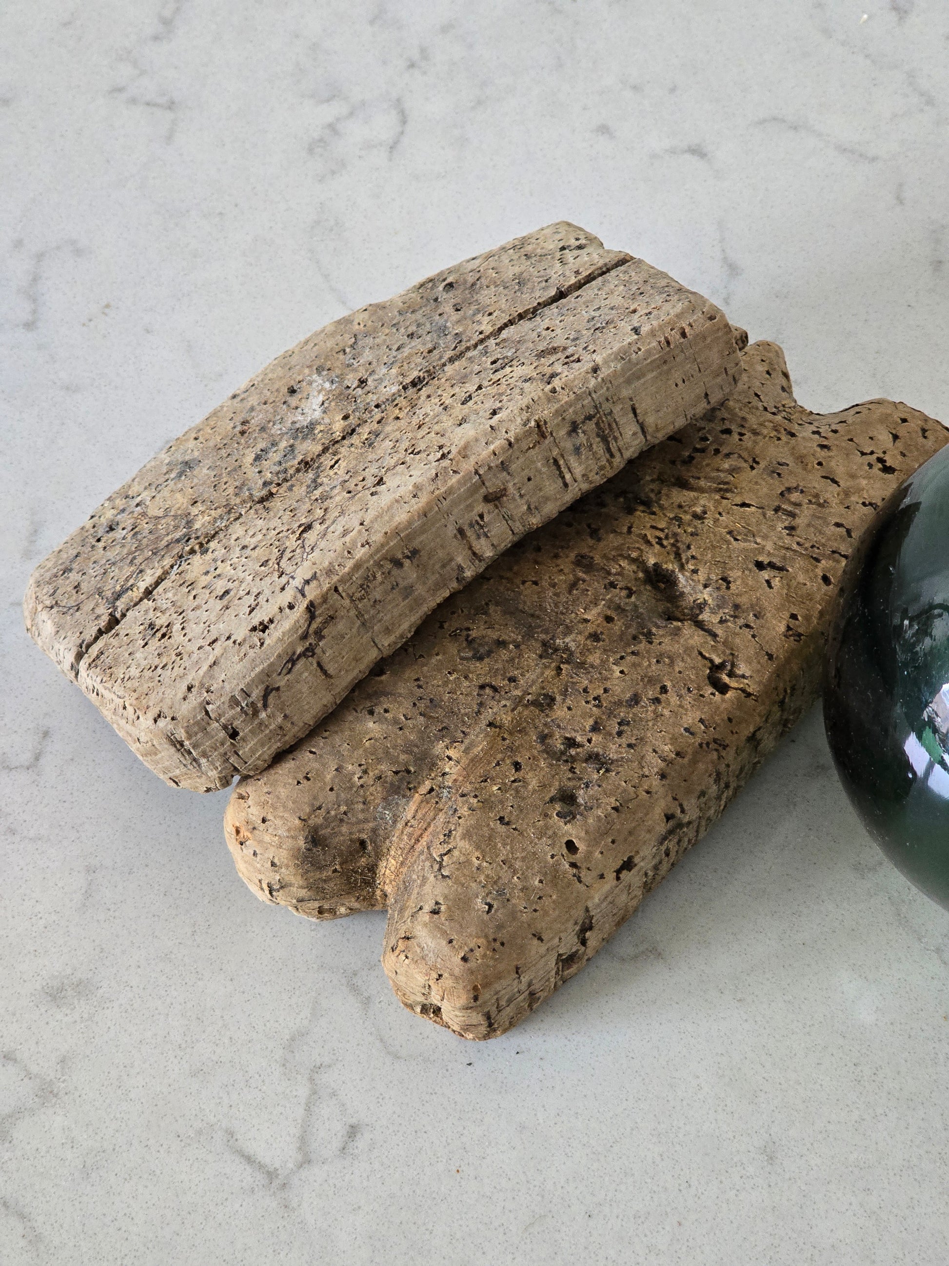 vintage kalastussetti, vihreä lasikoho ja korkki-verkonmerkit