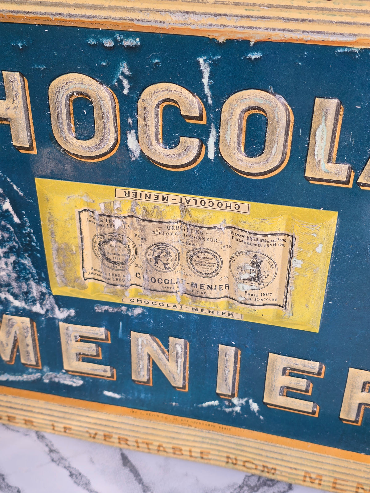 Vanha Chocolat Menier-metallikyltti