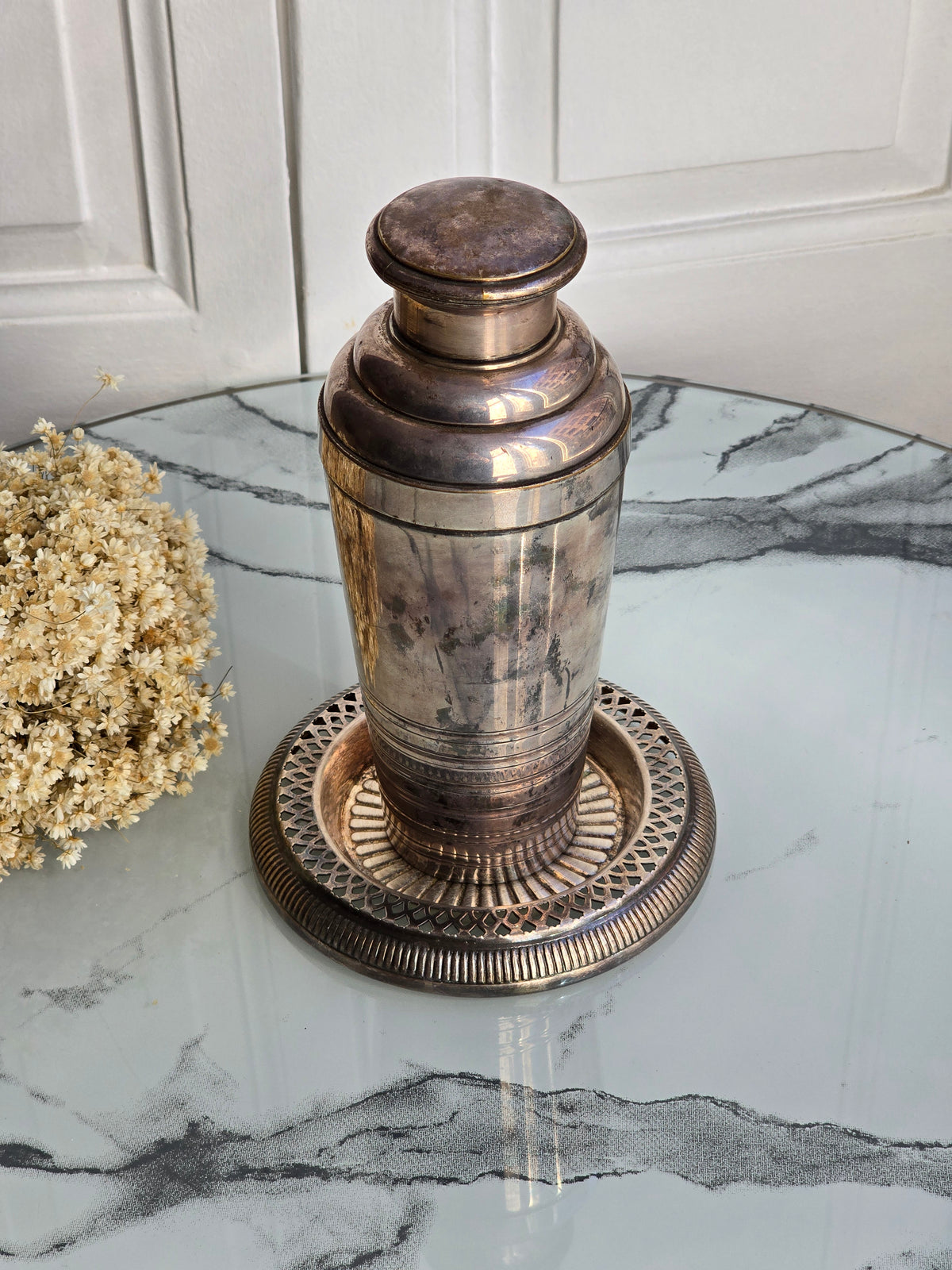 Shaker ja viinipullon alunen