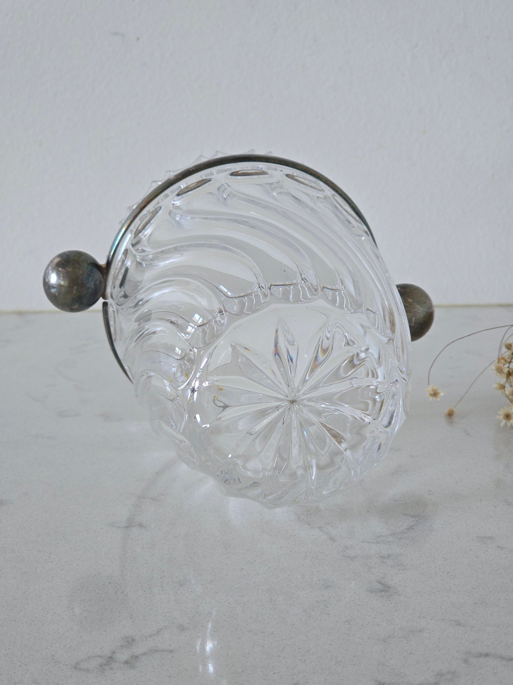 Vanha kristallinen vintage jääpala-astia