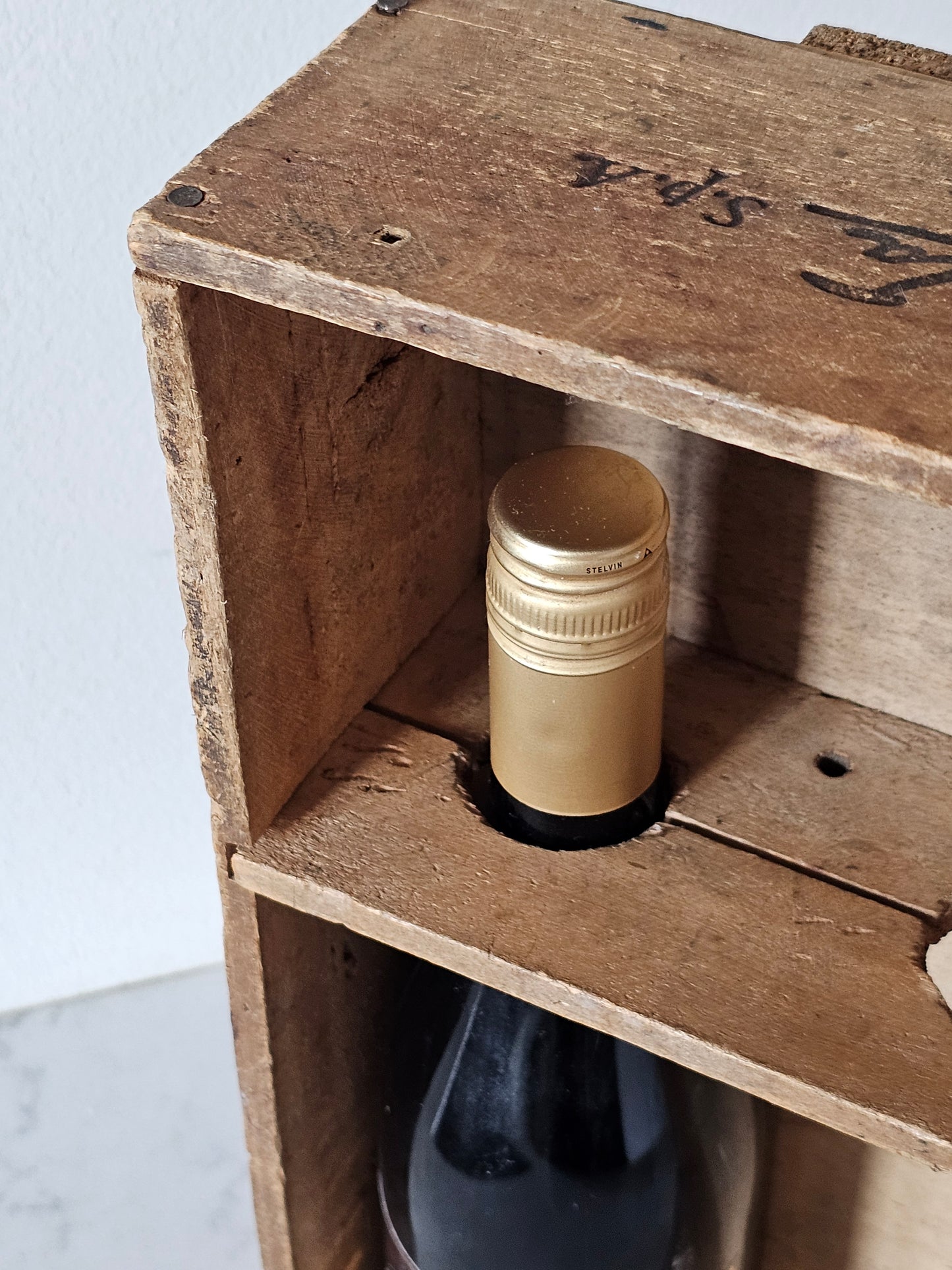 italialainen vintage viinilaatikkohylly