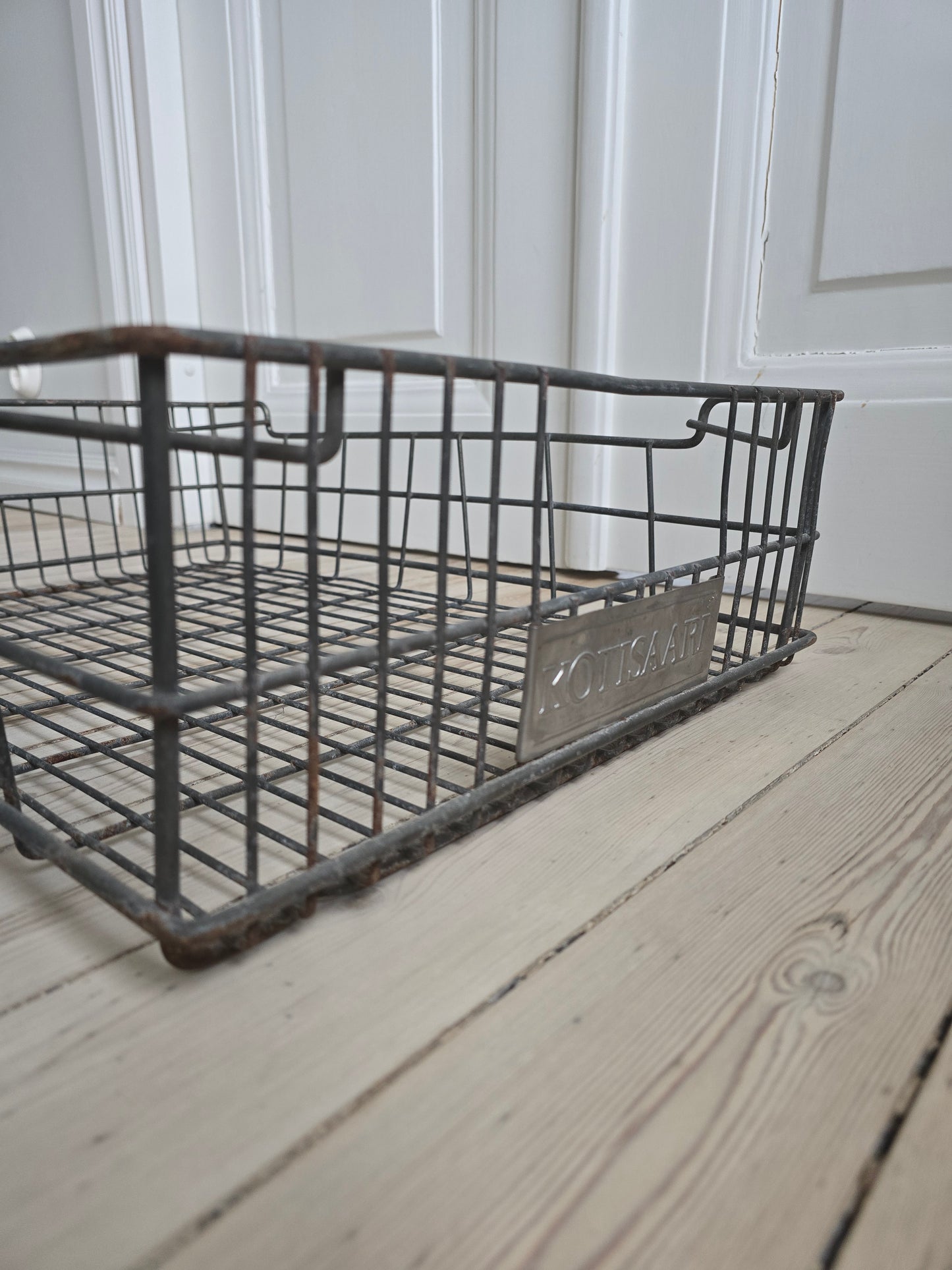 Vanha teollinen vintage metallikori sisustukseen