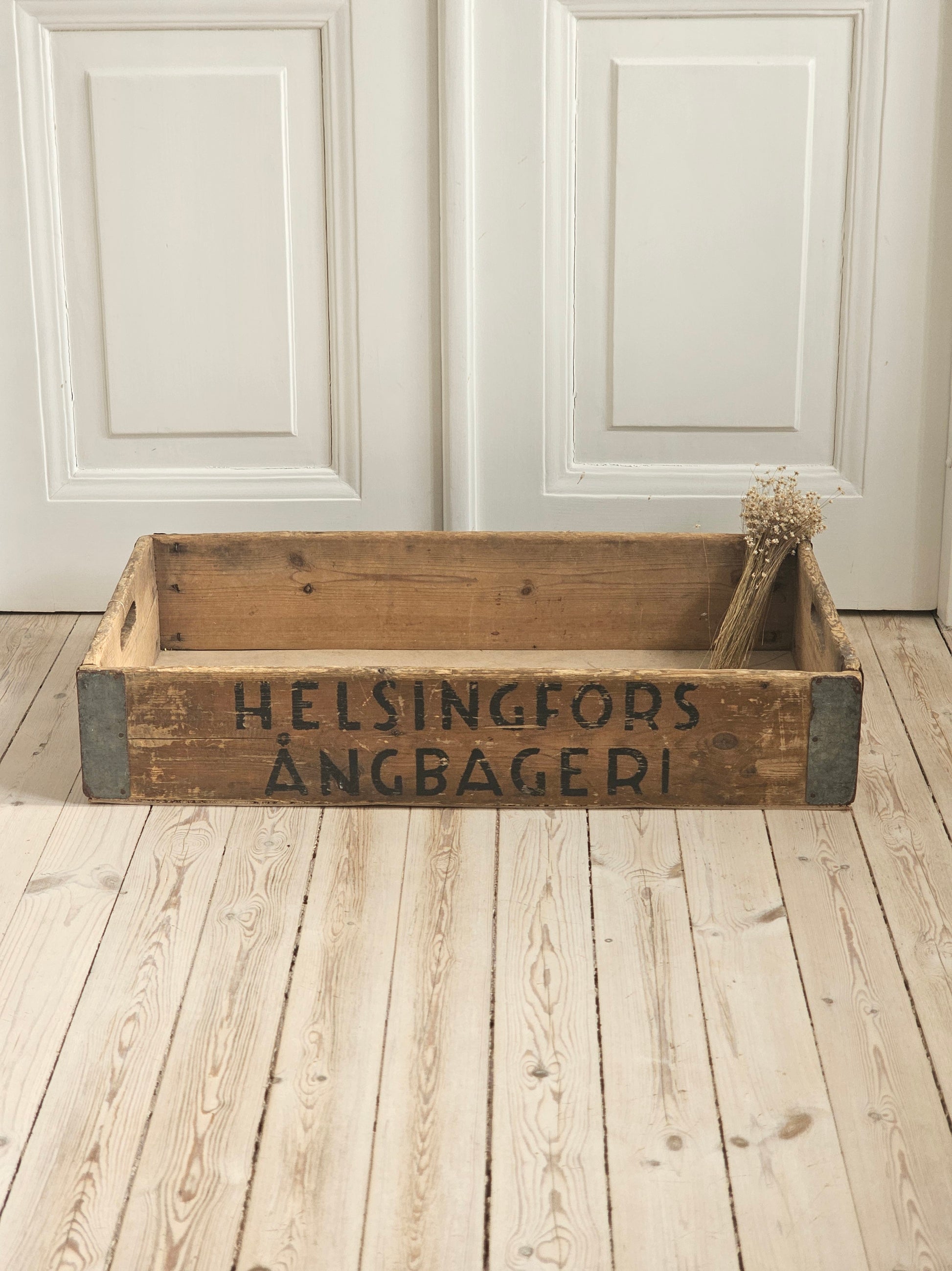 Vanha puulaatikko Helsingin höyryleipomo