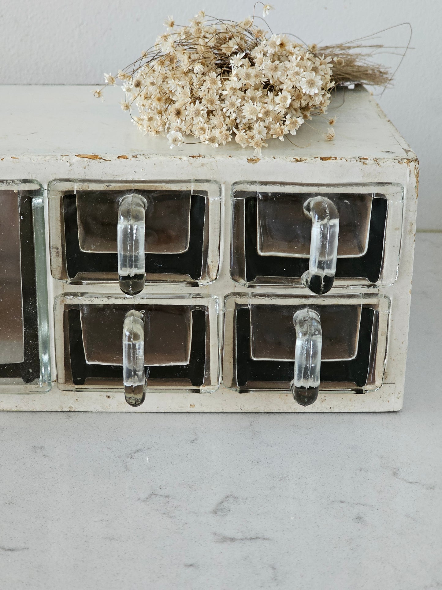 Keittiön lasilaatikosto, 1950-luku