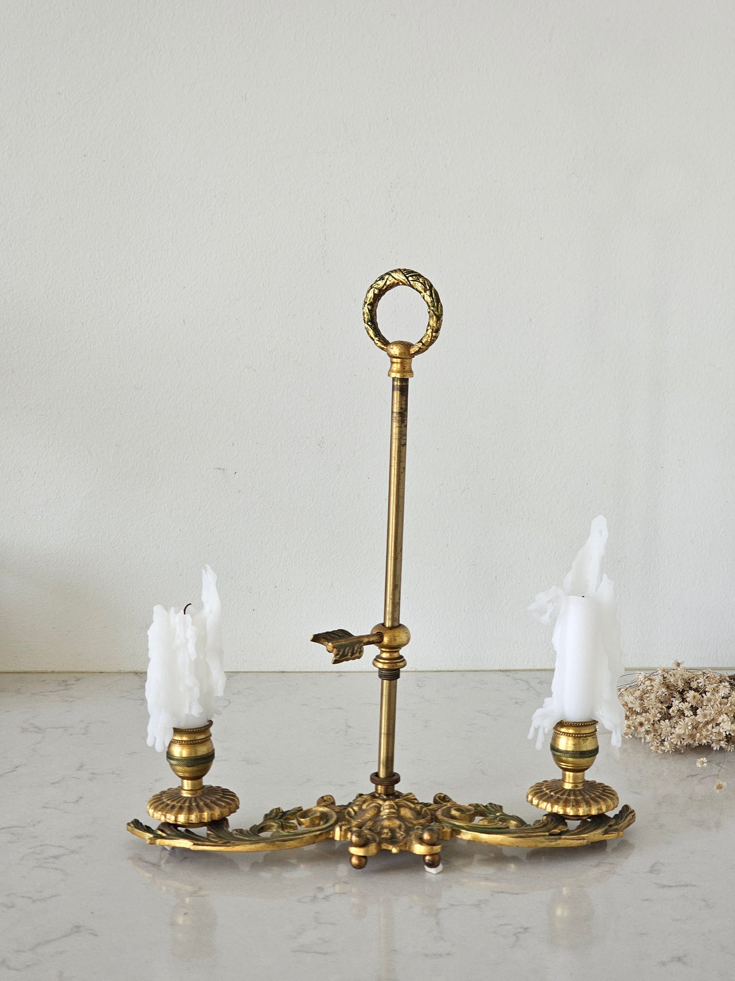 Vanha koristellinen vintage kynttelikkö