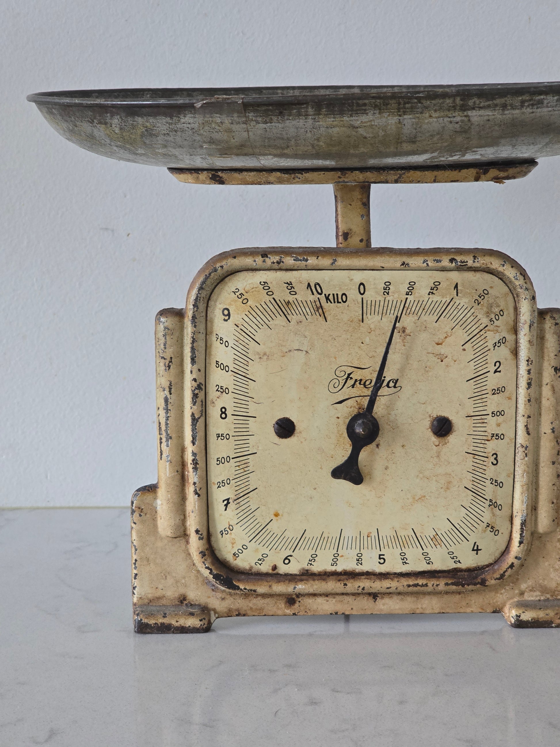 Vanha kermansävyinen antiikkivaaka