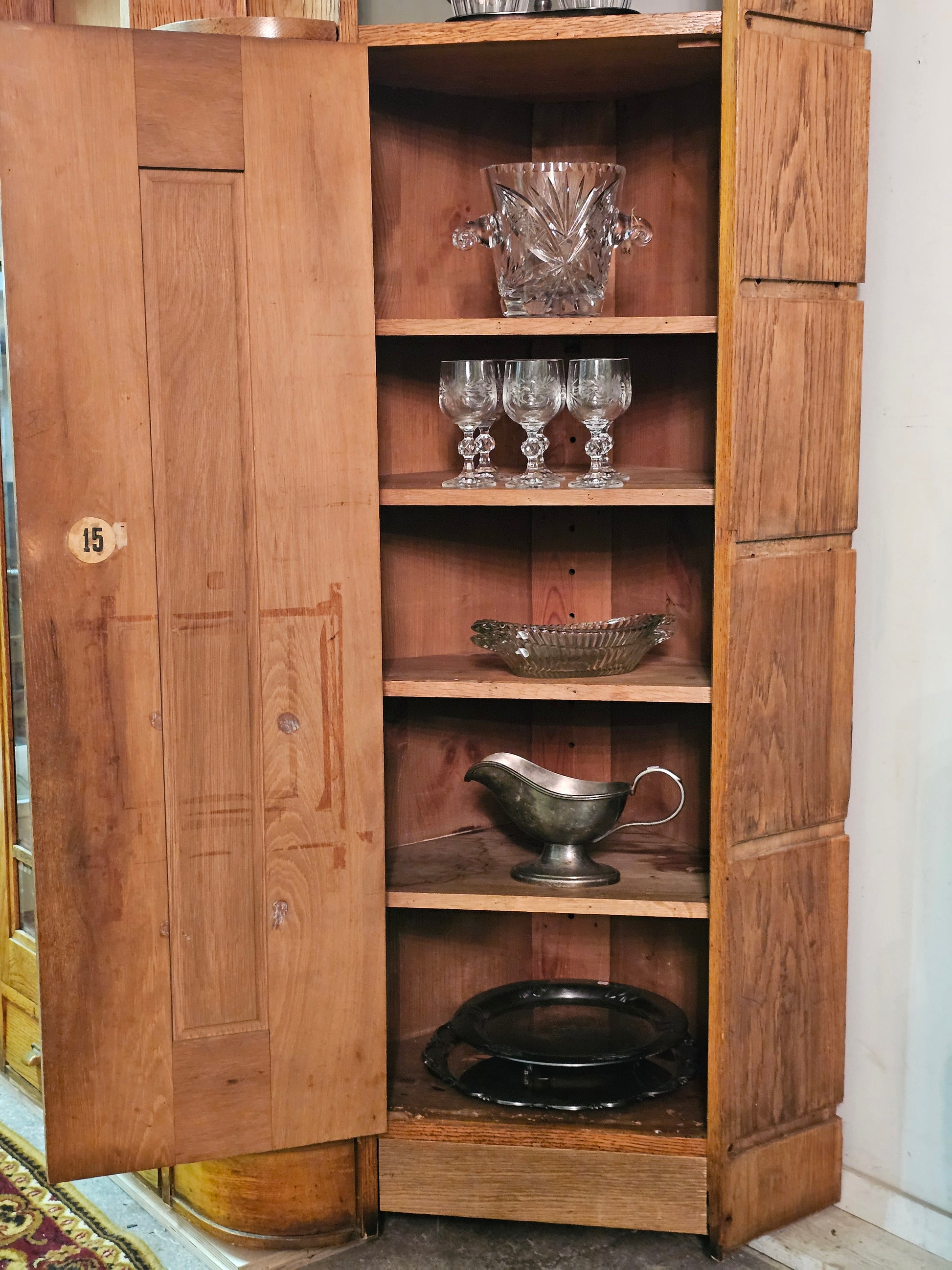 Vanha antiikki apteekkarin kaappi