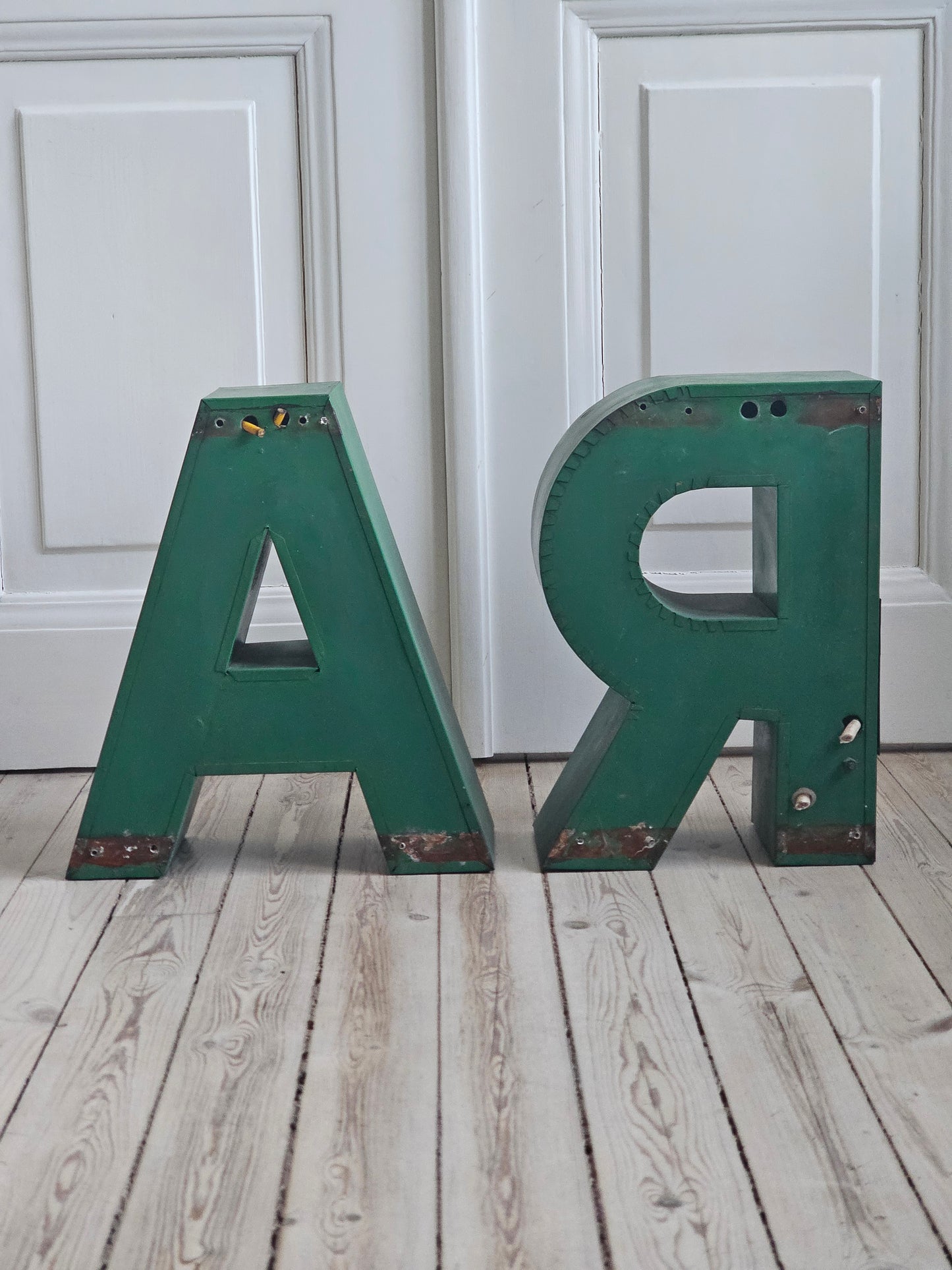 Kyläkaupan neon-valokirjaimia